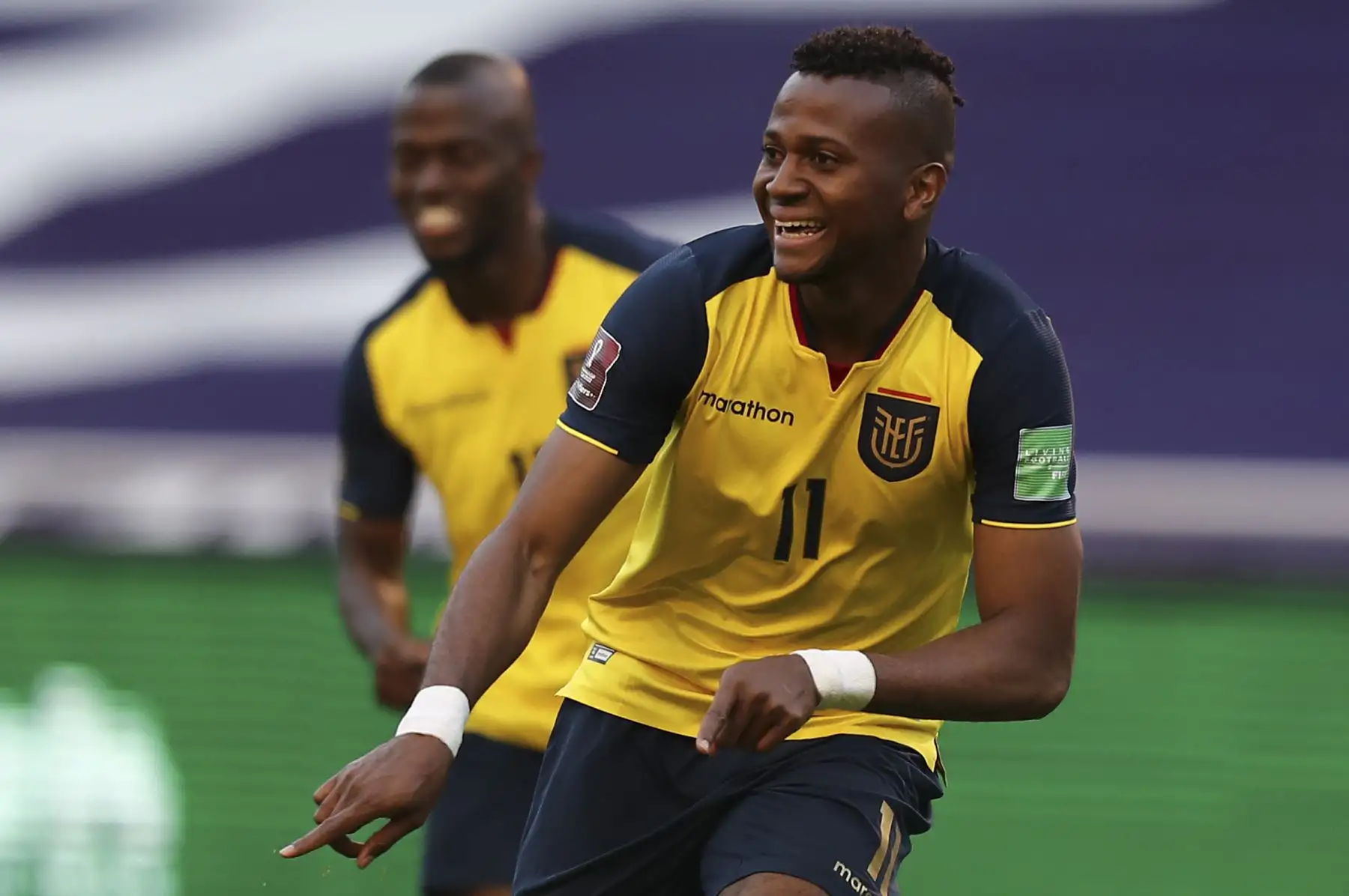 El ecuatoriano Michael Estrada celebra después de anotar contra Uruguay durante partido por Clasificatorias en el Estadio Rodrigo Paz Delgado, en Quito. Foto: AFP