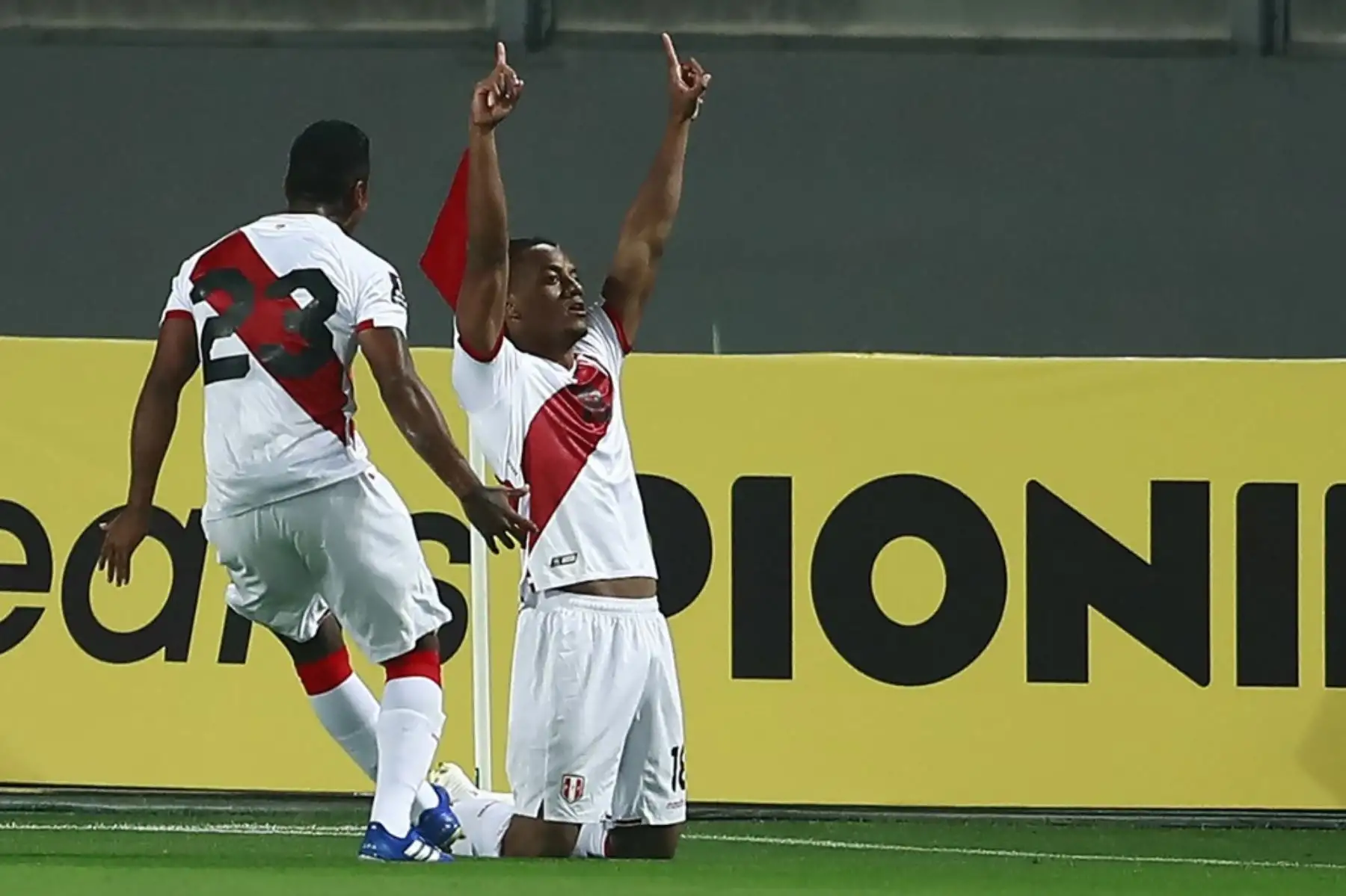 André Carrillo celebra su gol luego de anotarle a Brasil. Perú enfrenta a Brasil por la fecha 2 de las eliminatorias. Foto: AFP