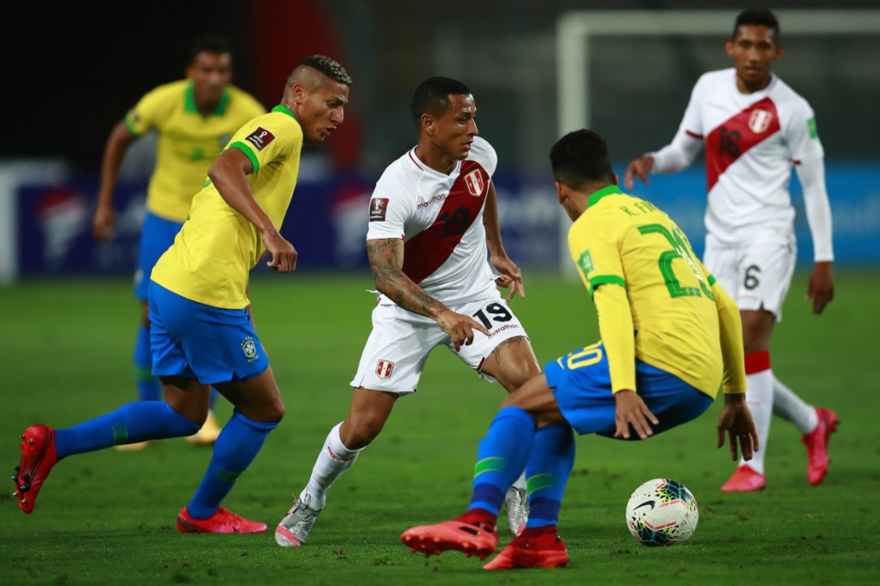 Perú enfrenta a Brasil por la fecha 2 de las eliminatorias. Foto: AFP