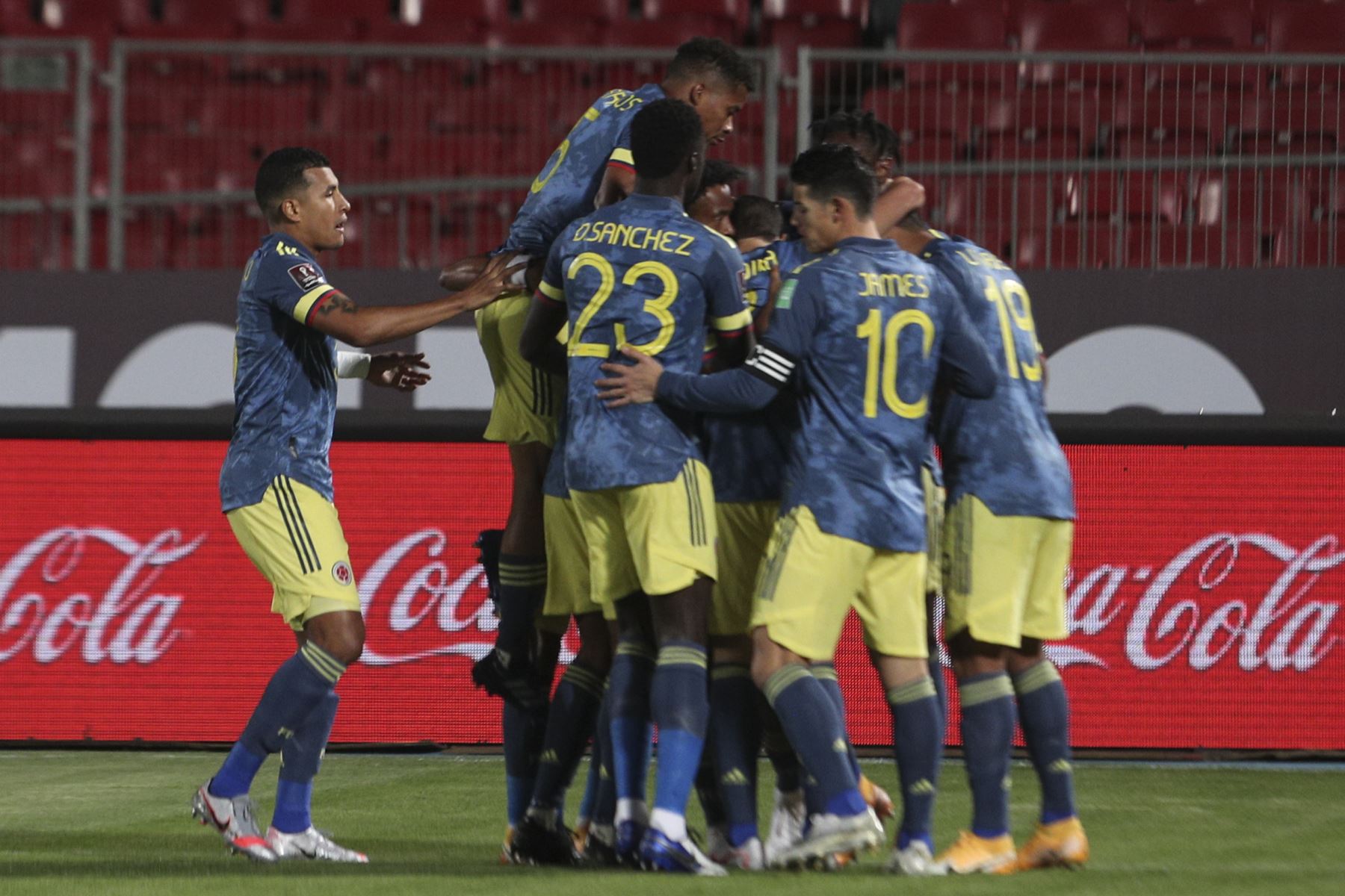 Los jugadores de Colombia celebran después de anotar contra Chile durante durante partido por Clasificatorias Qatar 2022, en el Estadio Nacional de Santiago. Foto: AFP
