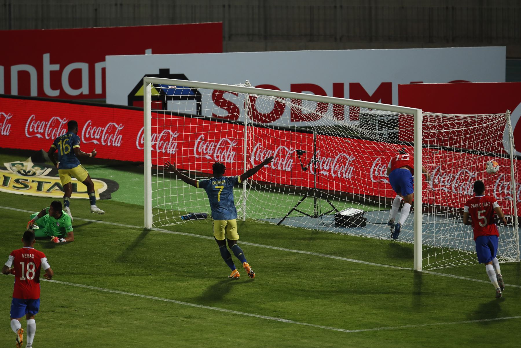 El colombiano Jefferson Lerma celebra después de anotar contra Chile durante partido por Clasificatorias Qatar 2022, en el Estadio Nacional de Santiago. Foto: AFP