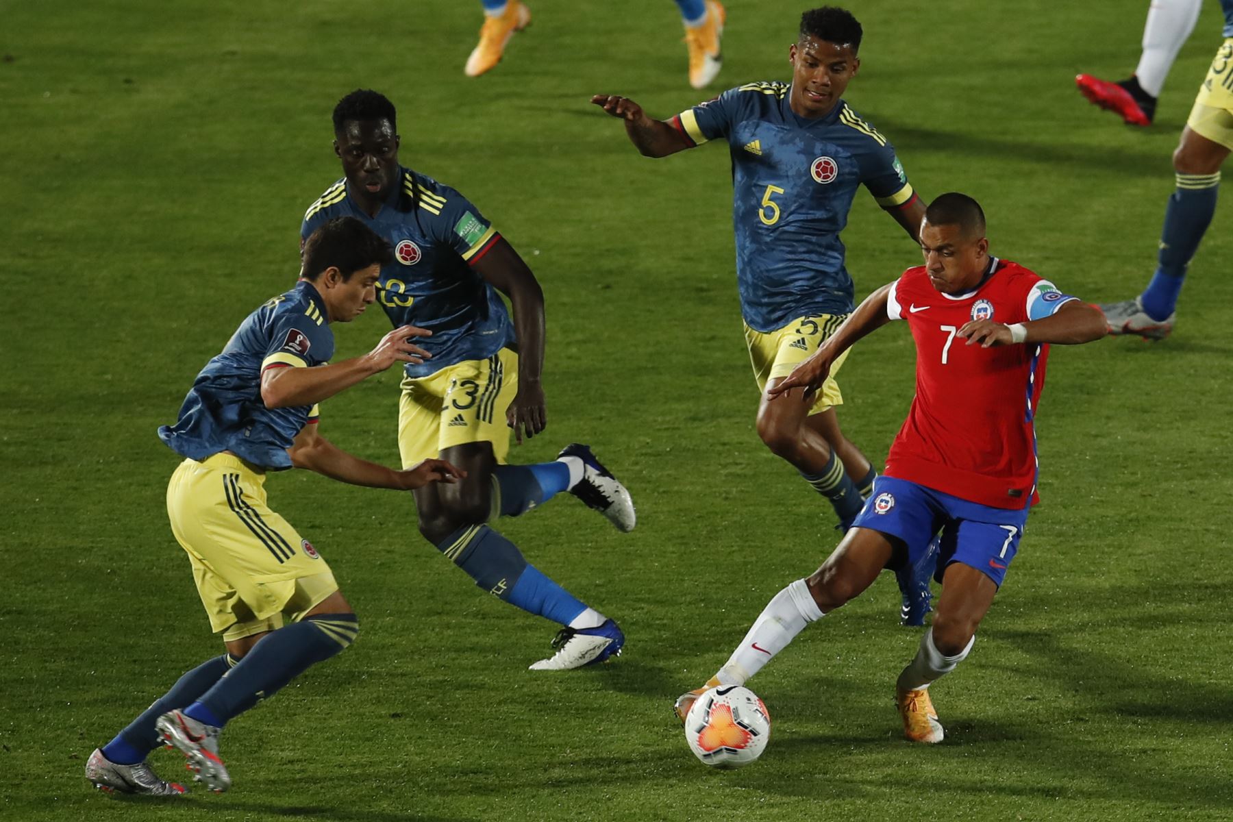 El chileno Alexis Sánchez compite por el balón con el colombiano Davinson Sánchez durante partido por Clasificatorias Qatar 2022, en el Estadio Nacional de Santiago. Foto: AFP
