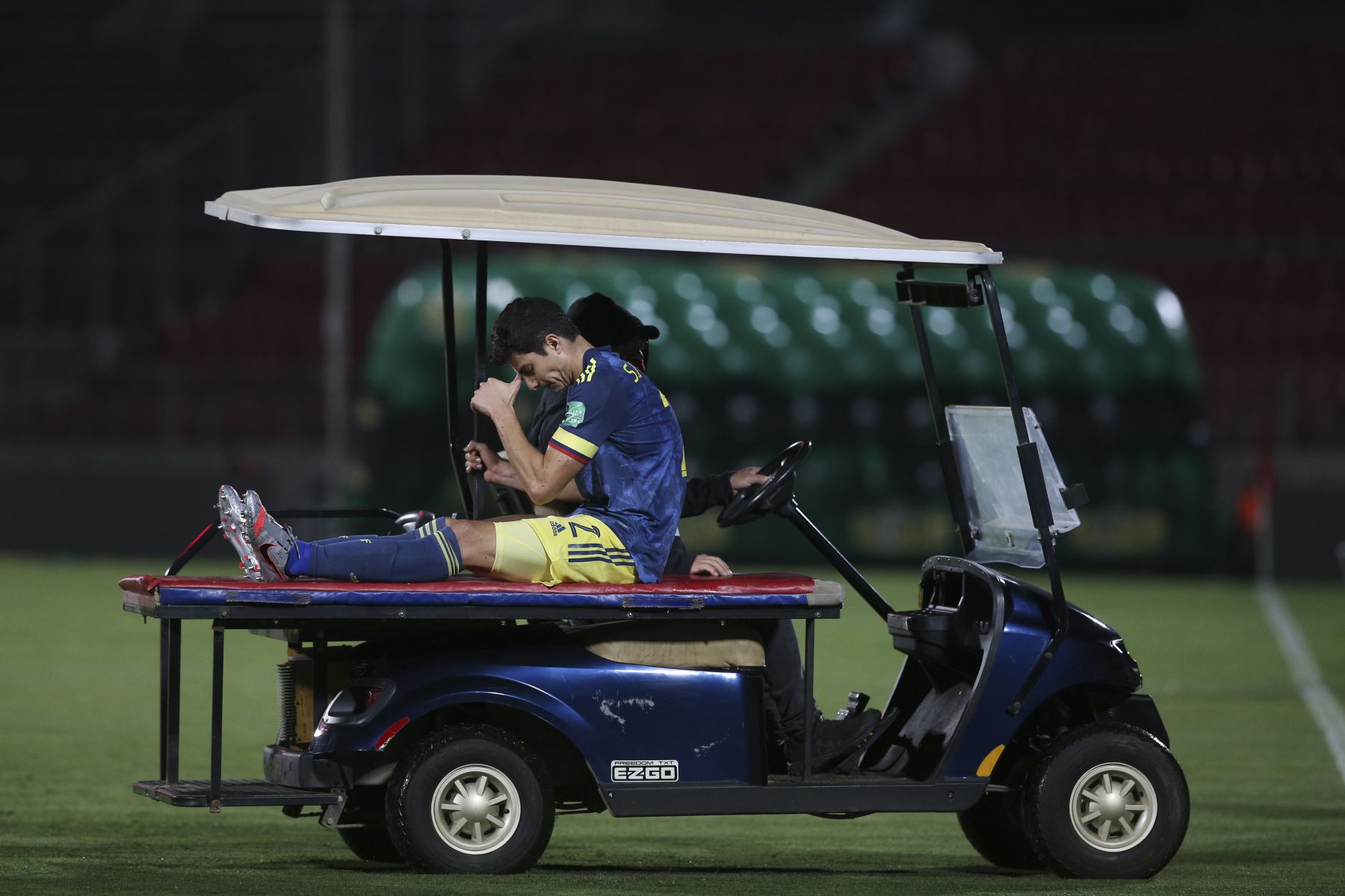 El colombiano Stefan Medina abandona el campo lesionado durante partido contra Chile, en el Estadio Nacional de Santiago. Foto: AFP