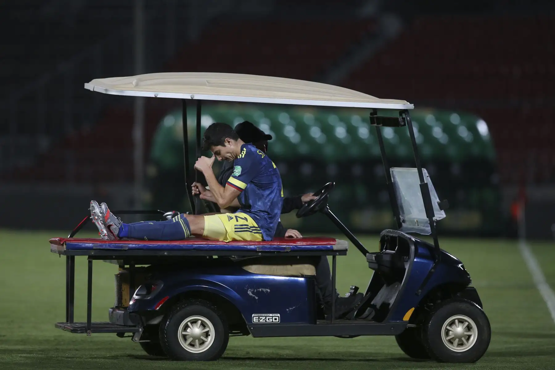 El colombiano Stefan Medina abandona el campo lesionado durante partido contra Chile, en el Estadio Nacional de Santiago. Foto: AFP