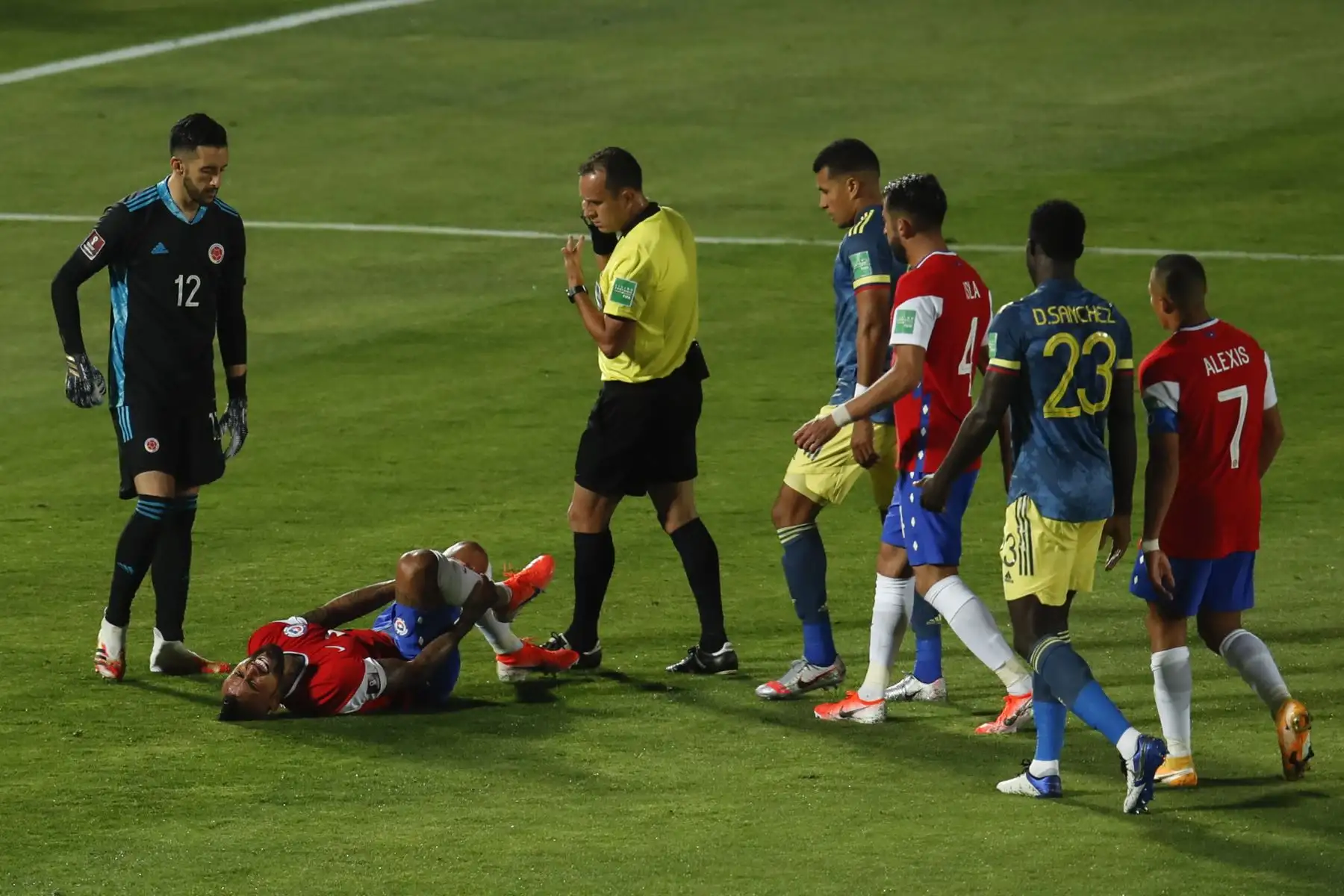 El chileno Arturo Vidal yace en el suelo tras una falta durante partido por Clasificatorias Qatar 2022, en el Estadio Nacional de Santiago. Foto: AFP