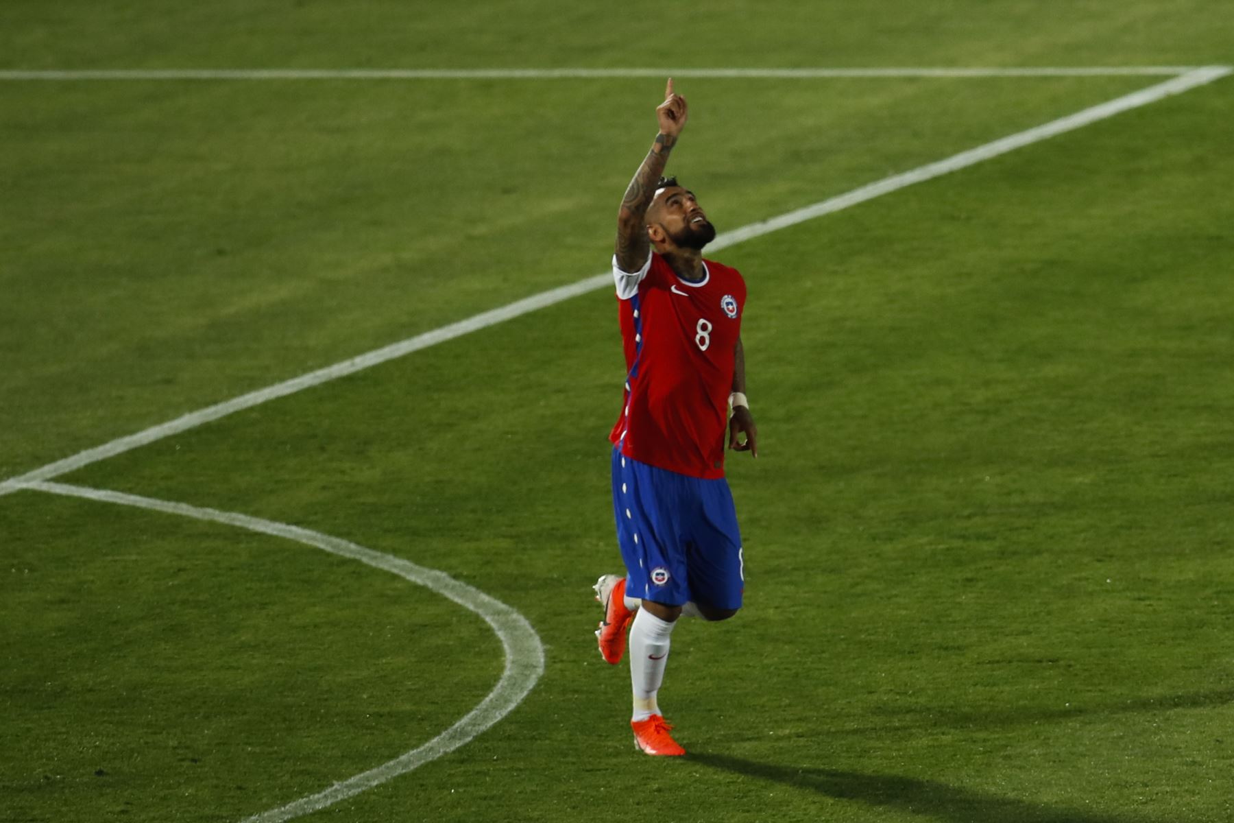 El chileno Arturo Vidal celebra tras anotar contra Colombia durante partido por Clasificatorias Qatar 2022, en el Estadio Nacional de Santiago. Foto: AFP