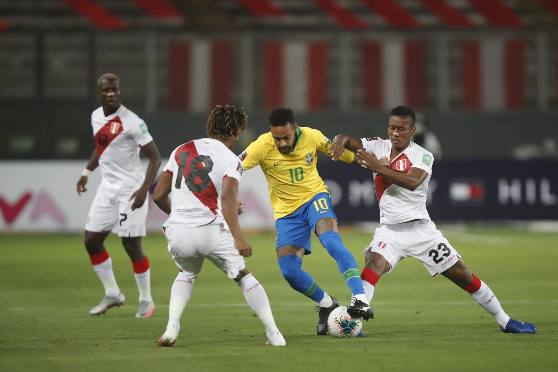 Perú enfrenta a brasil por la segunda fecha de las eliminatorias rumbo a Qatar 2022. Neymar de Brasil marcado por Aquino y André Carrillo

Foto: Pool/FPP