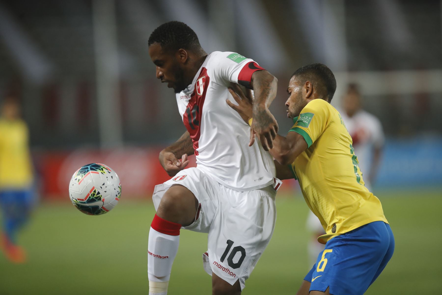 Perú enfrenta a brasil por la segunda fecha de las eliminatorias rumbo a Qatar 2022. Jefferson Farfán capitán de la selección en disputa del balón con marcador brasilero.

Foto: Pool/FPP