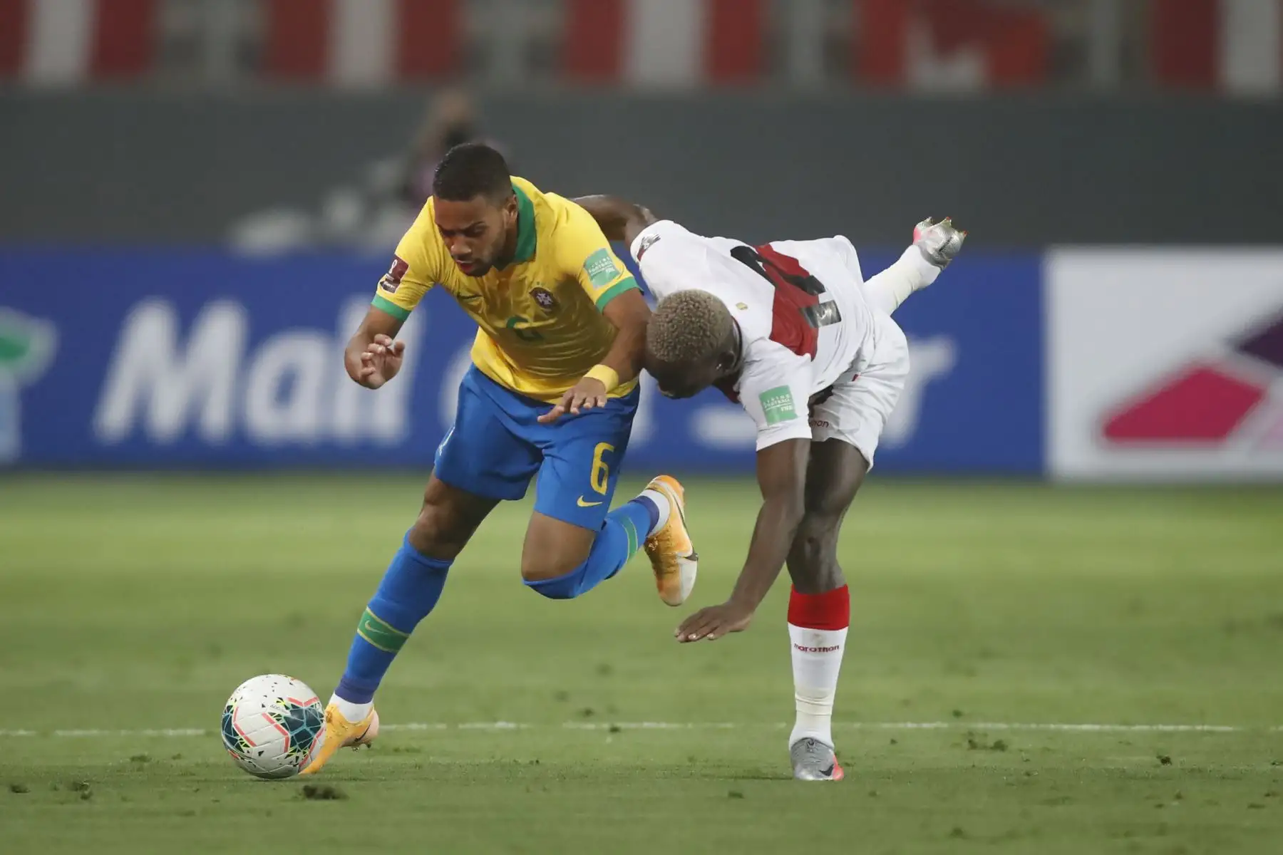 Perú enfrenta a brasil por la segunda fecha de las eliminatorias rumbo a Qatar 2022. Luis Advíncula en disputa de balón con marcador brasilero. 

Foto: Pool/FPP