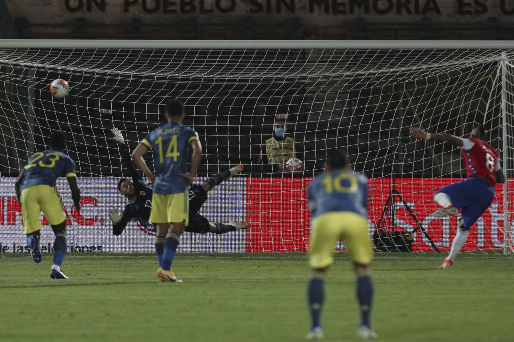 El chileno Arturo Vidal lanza un penal contra Colombia durante partido por las Clasificatorias, en el Estadio Nacional de Santiago. Foto: AFP