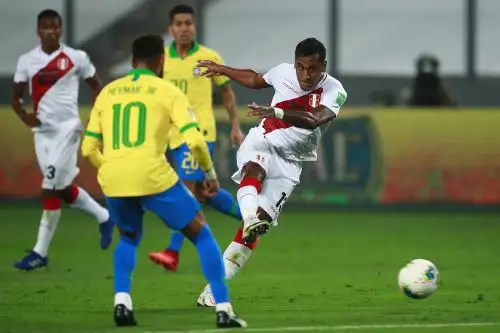 Renato tapia marcó uno de los dos goles con los que Perú perdió contra Brasil por 4 a 2. Foto: AFP