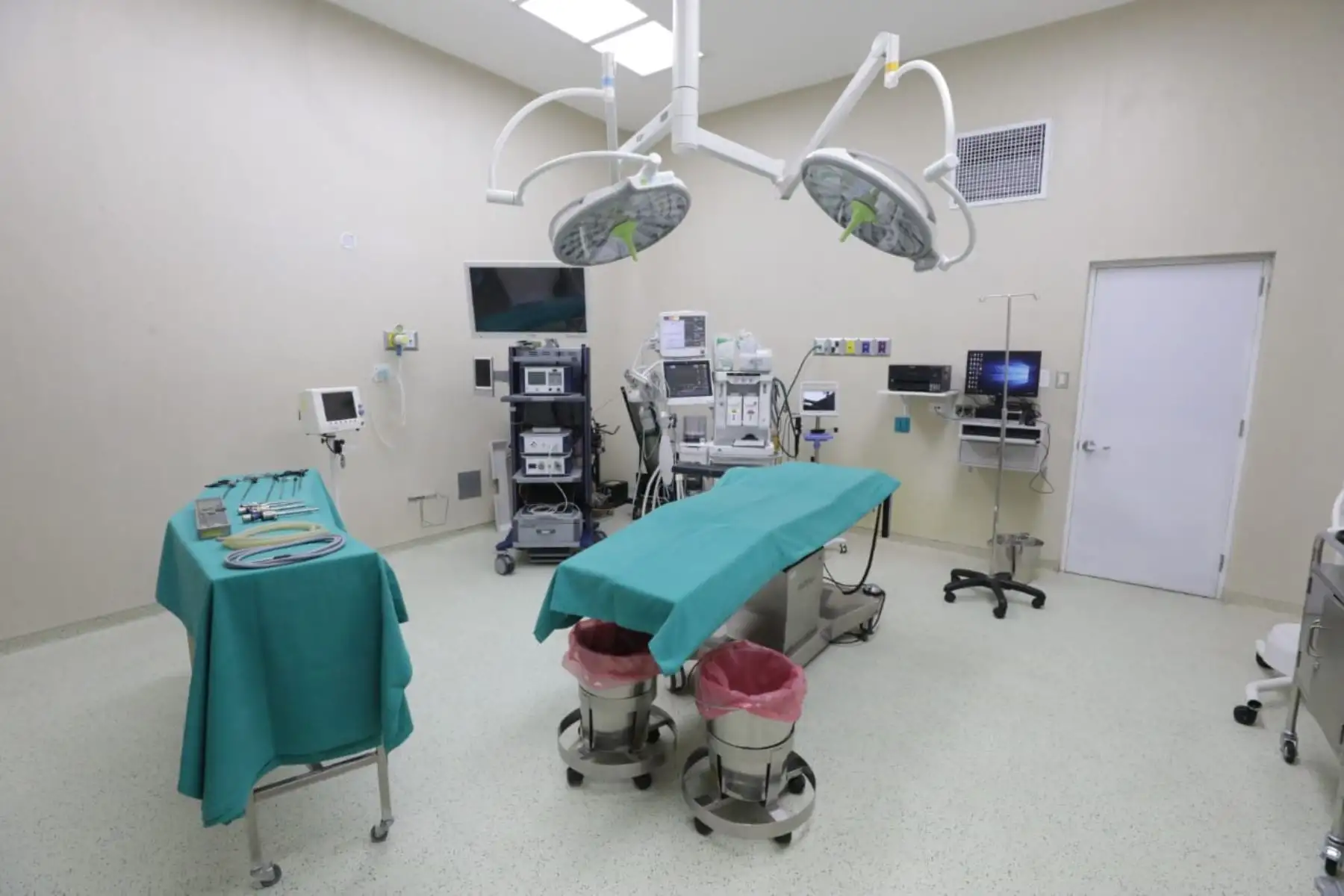 Inauguración del renovado Centro Quirúrgico del Hospital Negreiros, de la Red Sabogal, que permitirá aumentar en un cincuenta por ciento  los procedimientos quirúrgicos que se realizan a los asegurados del Callao.

Foto: Andina/Essalud