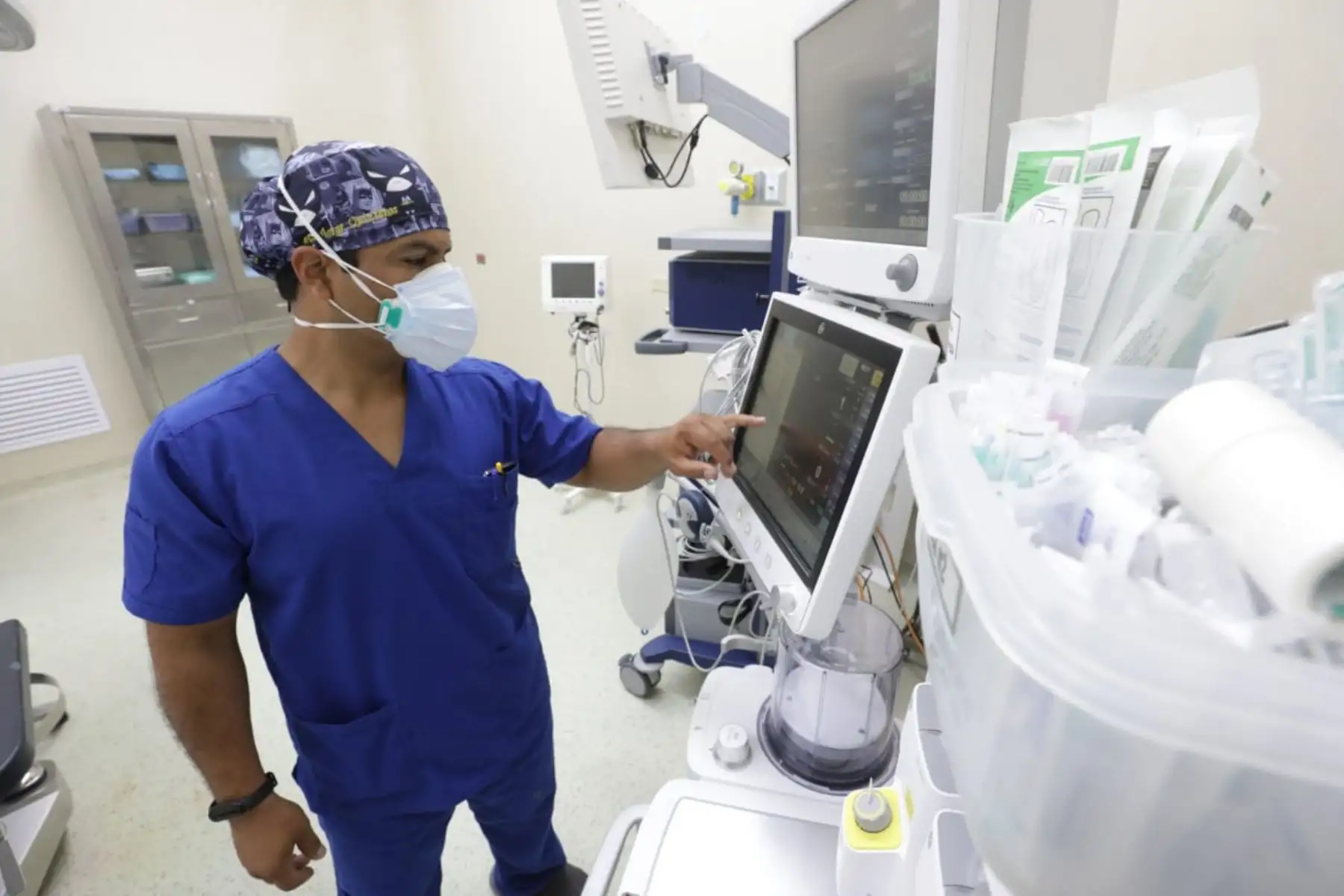 Inauguración del renovado Centro Quirúrgico del Hospital Negreiros, de la Red Sabogal, que permitirá aumentar en un cincuenta por ciento  los procedimientos quirúrgicos que se realizan a los asegurados del Callao.

Foto: Andina/Essalud