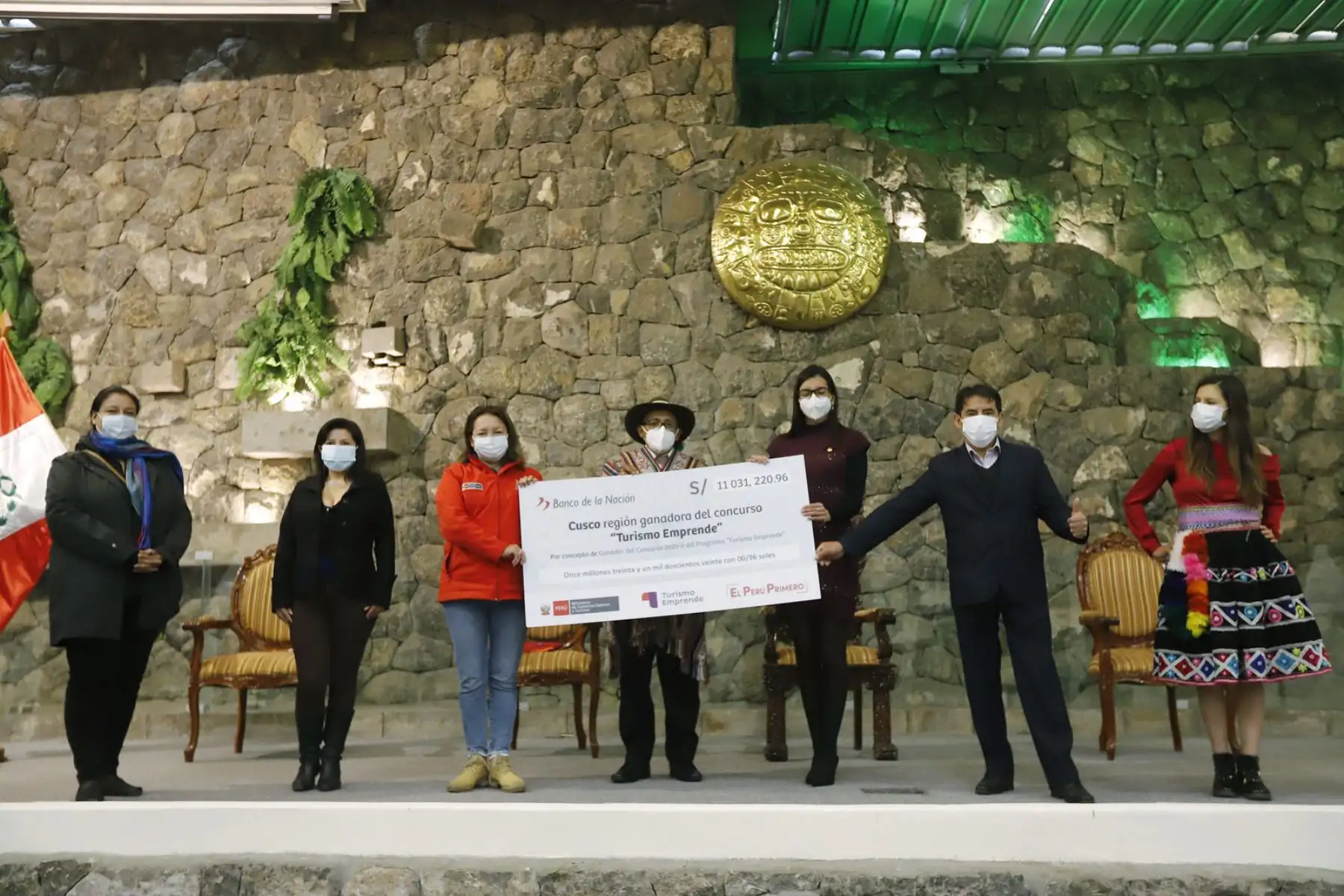 La ministra de Comercio Exterior y Turismo, Rocío Barrios, entregó hoy un cheque simbólico a siete de los ganadores del programa “Turismo Emprende” de la región Cusco. 

Foto: ANDINA/Mincetur