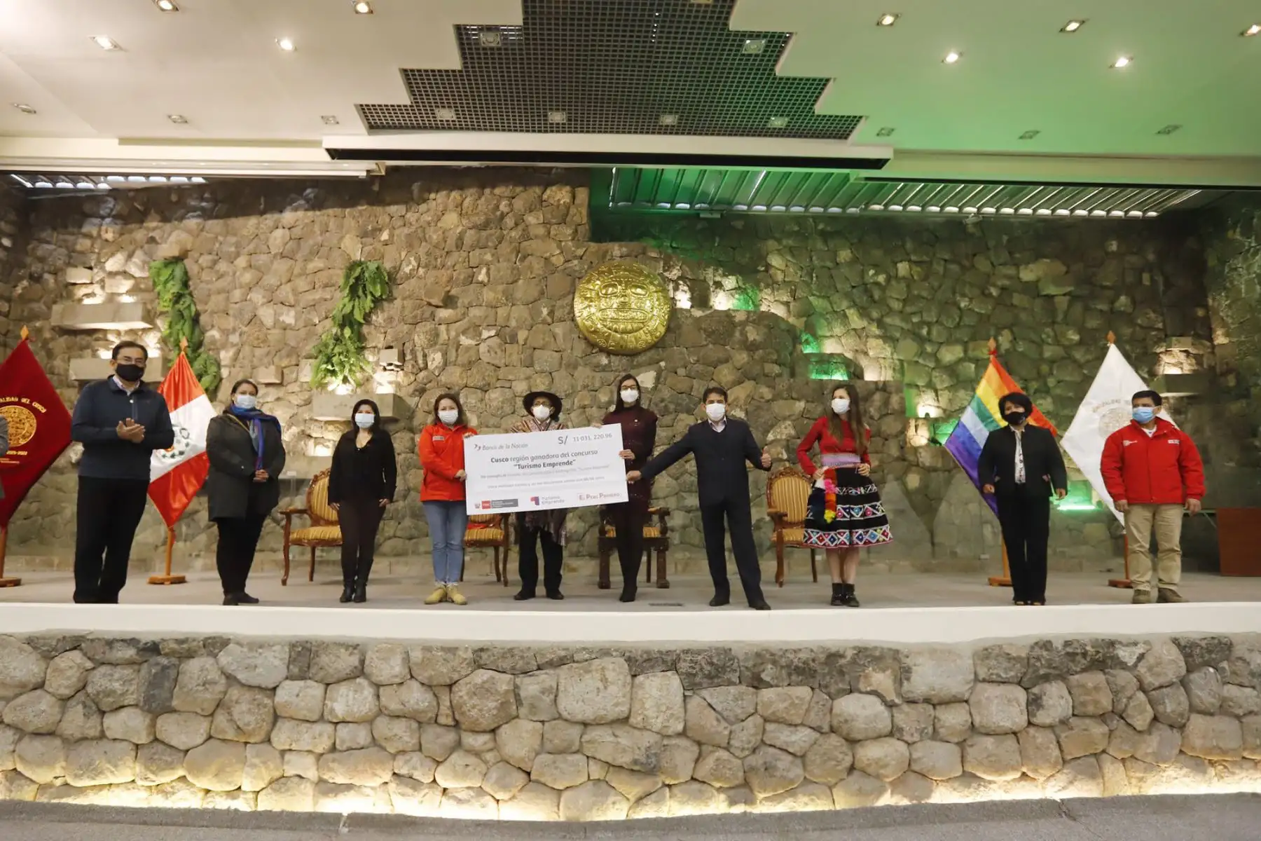 La ministra de Comercio Exterior y Turismo, Rocío Barrios, entregó hoy un cheque simbólico a siete de los ganadores del programa “Turismo Emprende” de la región Cusco. 

Foto: ANDINA/Mincetur