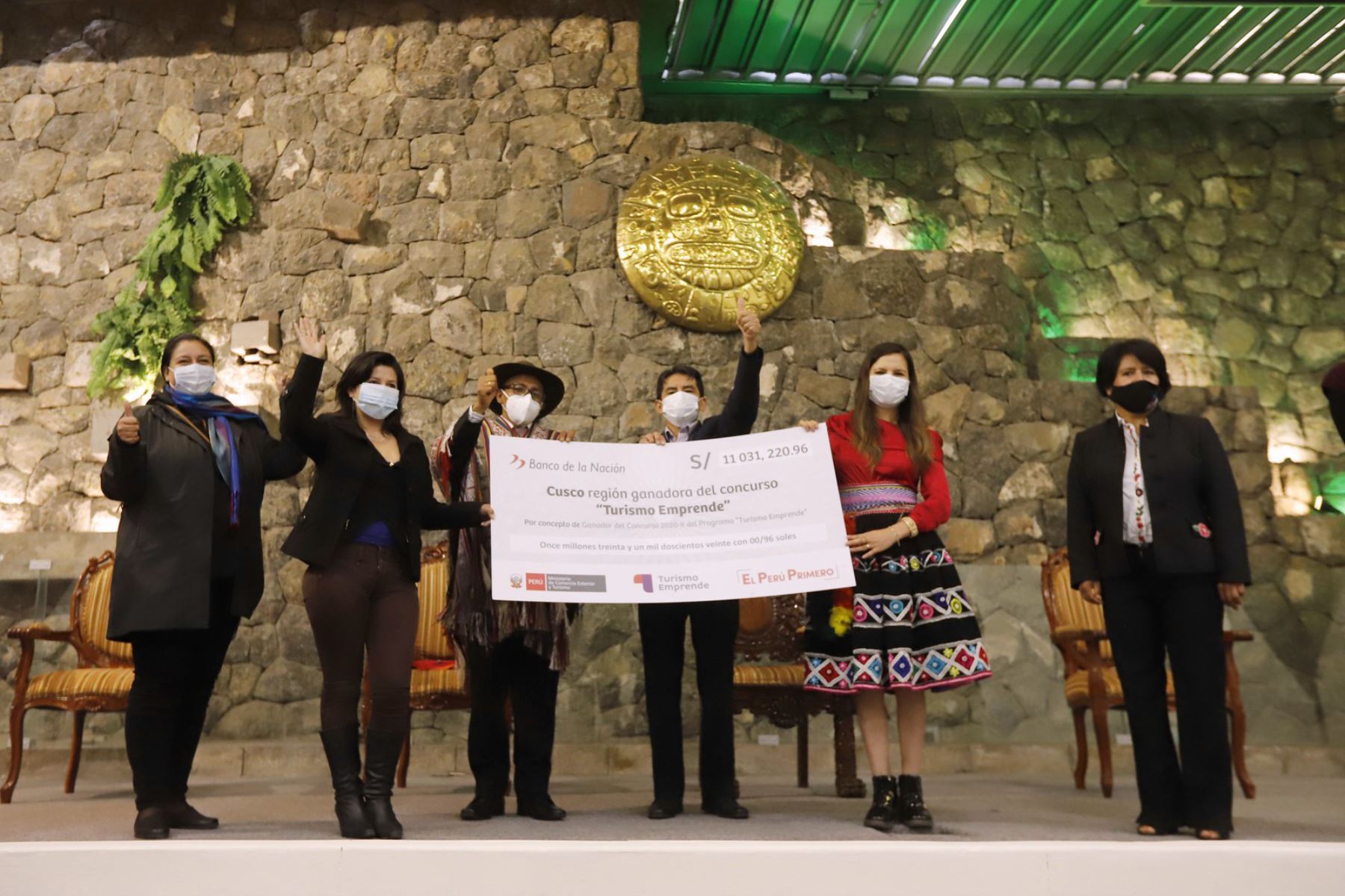 Mincetur entregó en Cusco el cheque simbólico a uno de los ganadores de esta región del concurso Turismo Emprende. ANDINA/Difusión