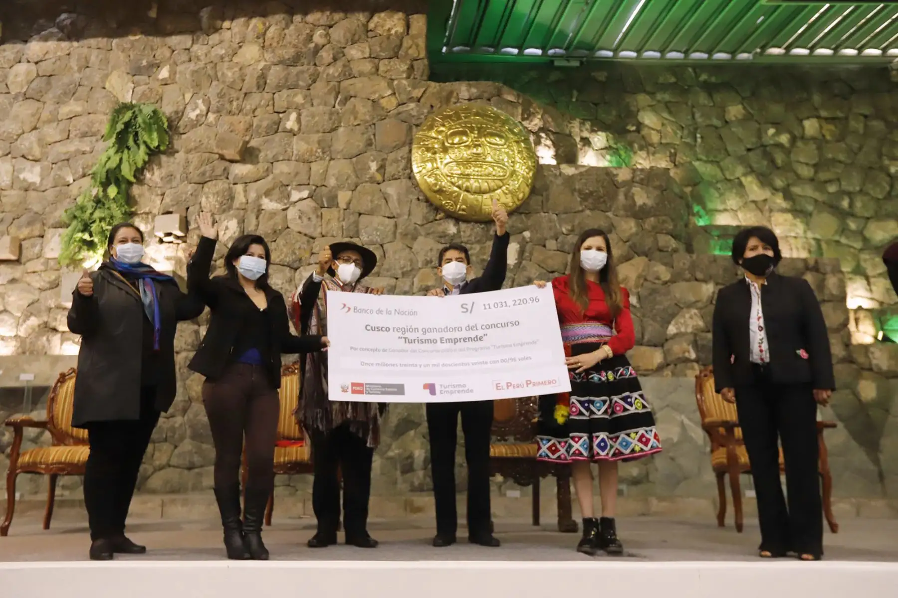 La ministra de Comercio Exterior y Turismo, Rocío Barrios, entregó hoy un cheque simbólico a siete de los ganadores del programa “Turismo Emprende” de la región Cusco. 

Foto: ANDINA/Mincetur