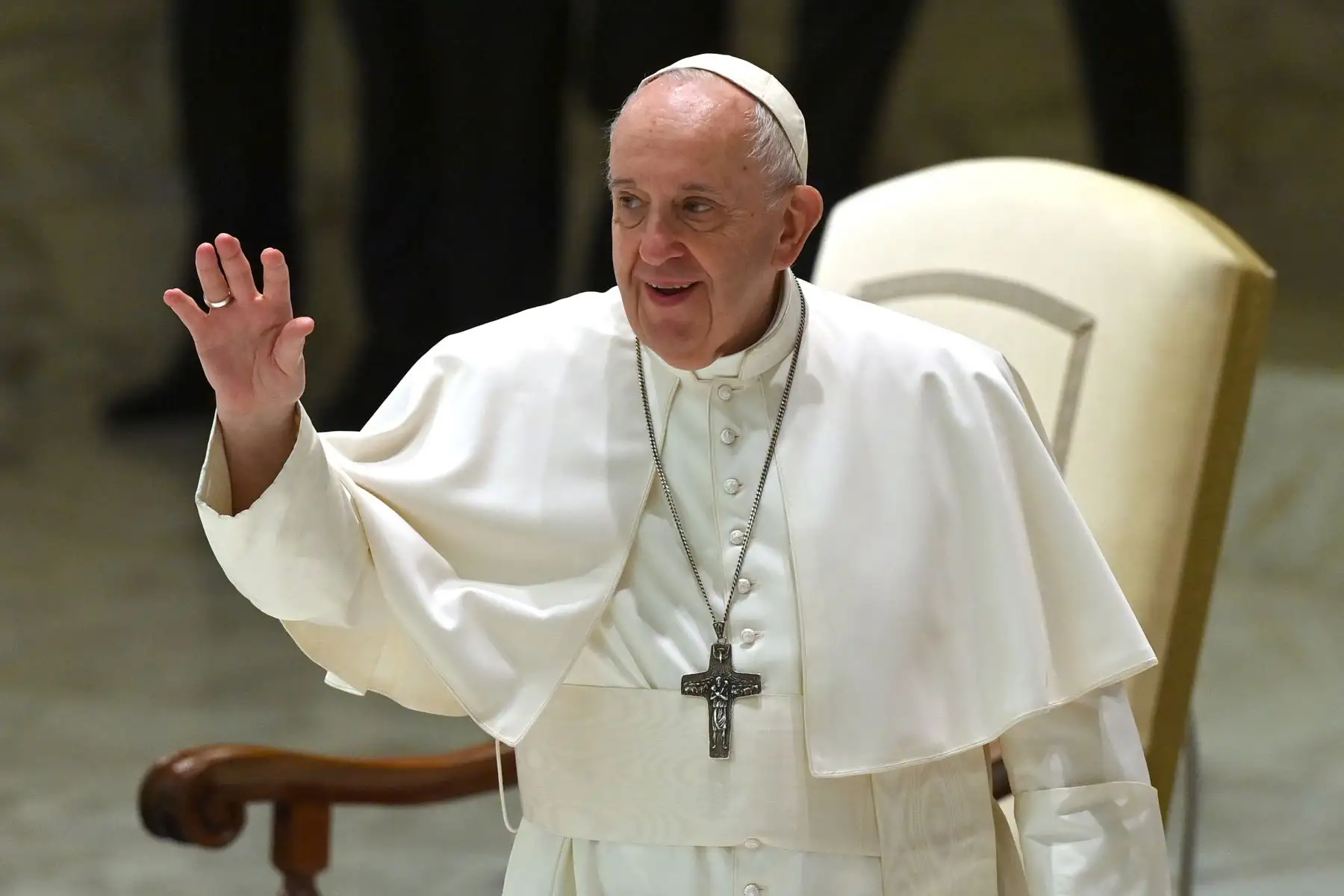 El Papa Francisco saluda durante su audiencia general semanal en la sala Pablo VI del Vaticano. Foto: AFP
