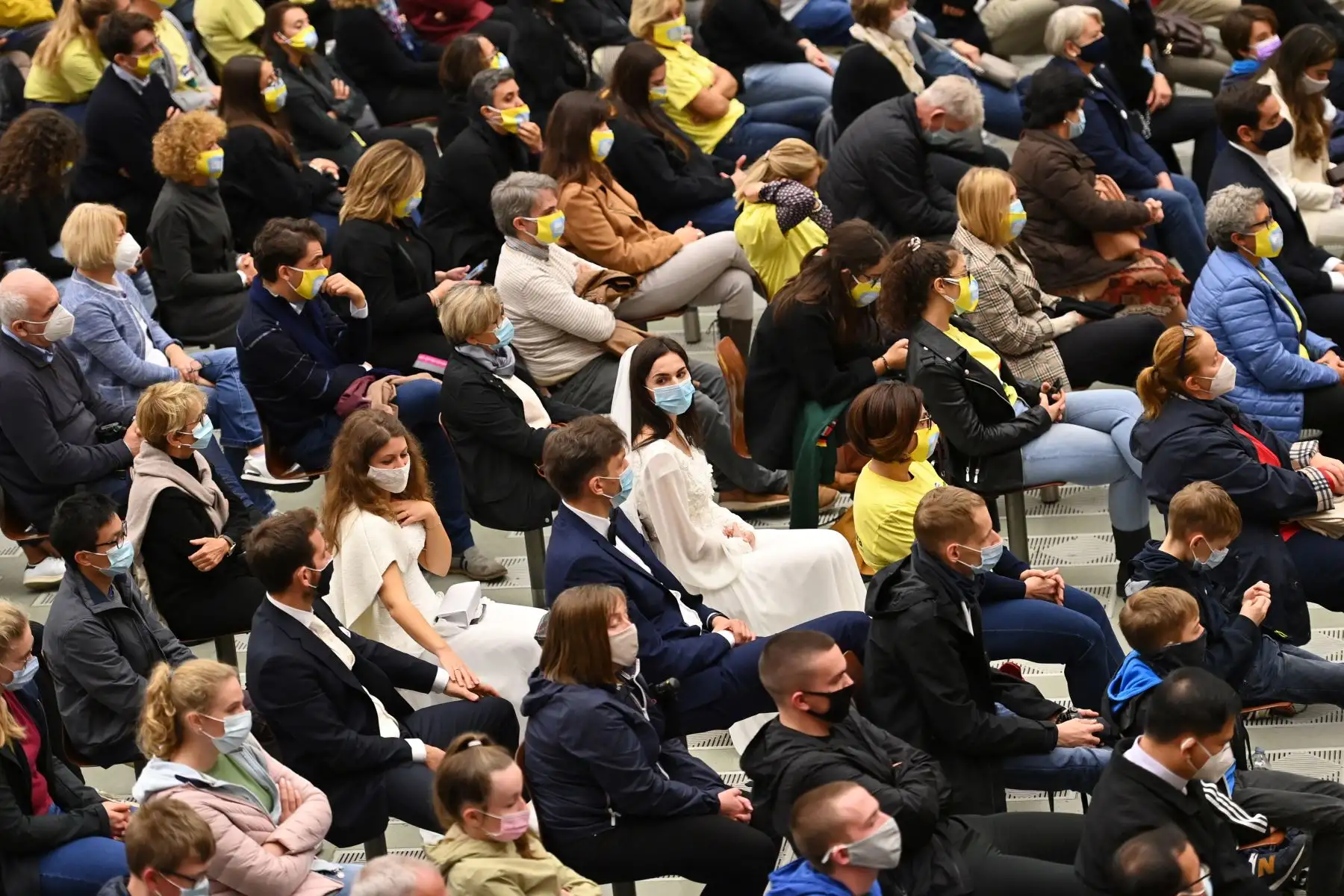 Los fieles asisten a la audiencia general semanal del Papa Francisco en el salón Pablo VI, en medio de la pandemia por coronavirus. Foto: AFP