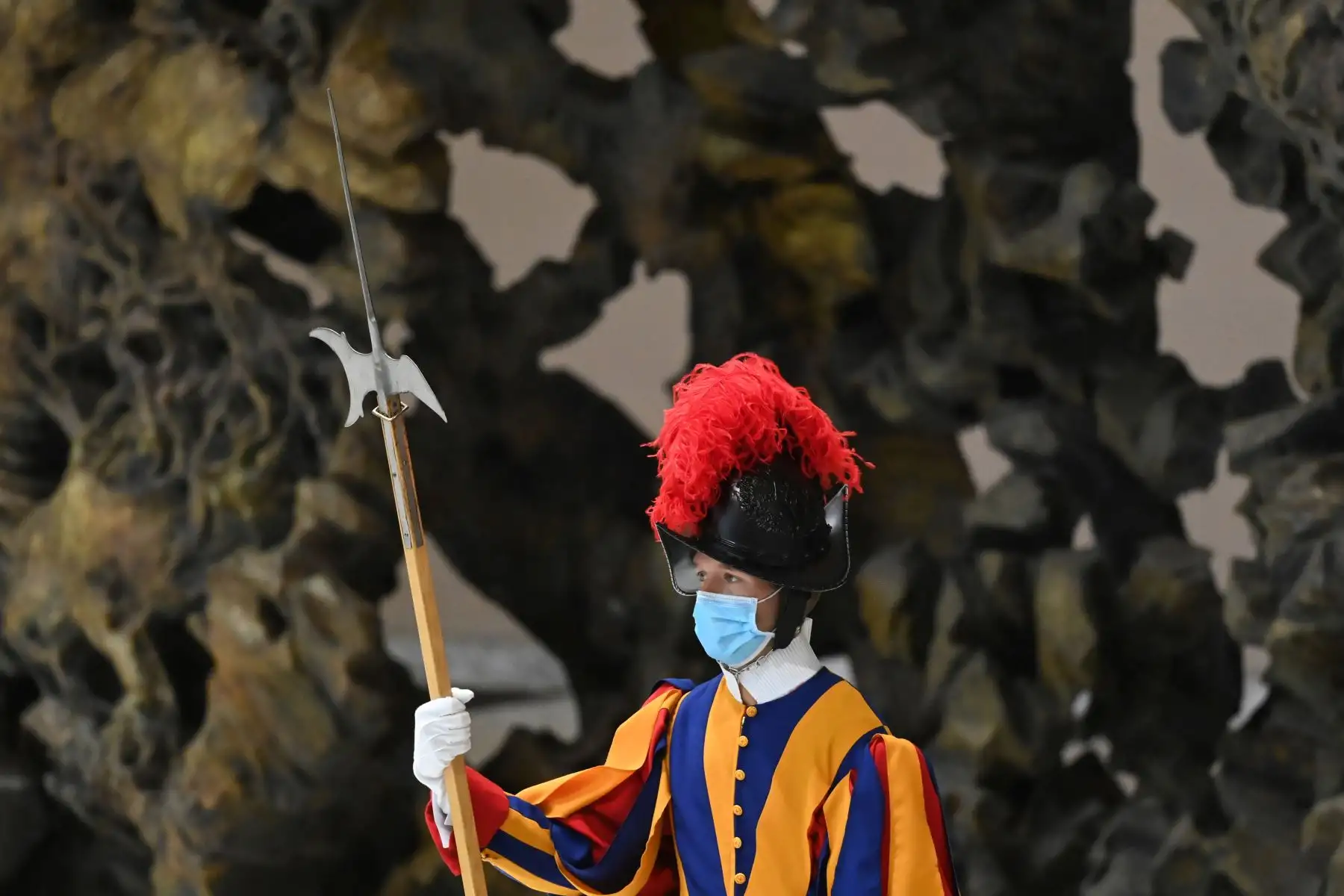 Un guardia suizo con una mascarilla durante la audiencia general semanal del Papa Francisco en el salón Pablo VI del Vaticano. Foto: AFP