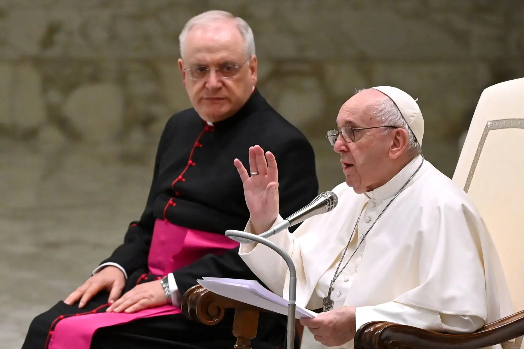 El Papa Francisco se dirige a su audiencia general semanal en la sala Pablo VI del Vaticano. Foto: AFP