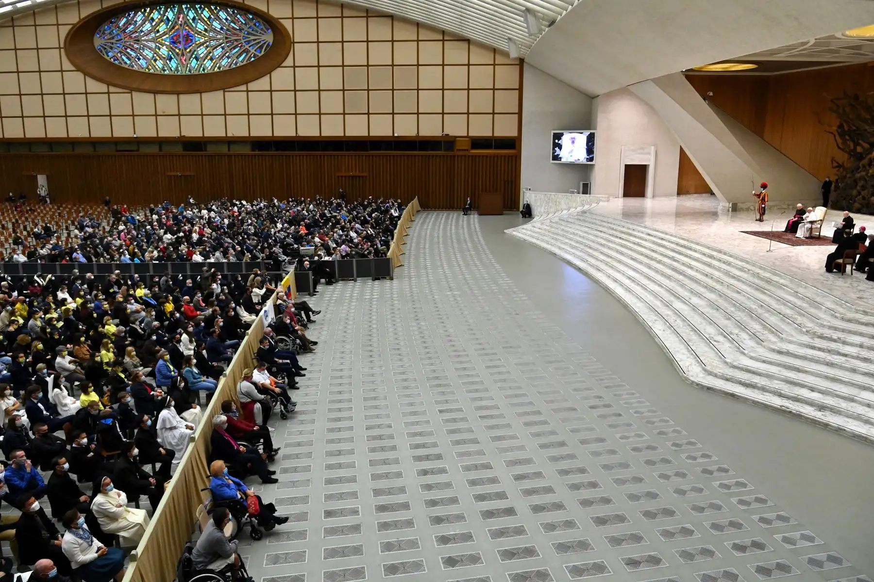 El Papa Francisco se dirige a su audiencia general semanal en la sala Pablo VI del Vaticano. Foto: AFP