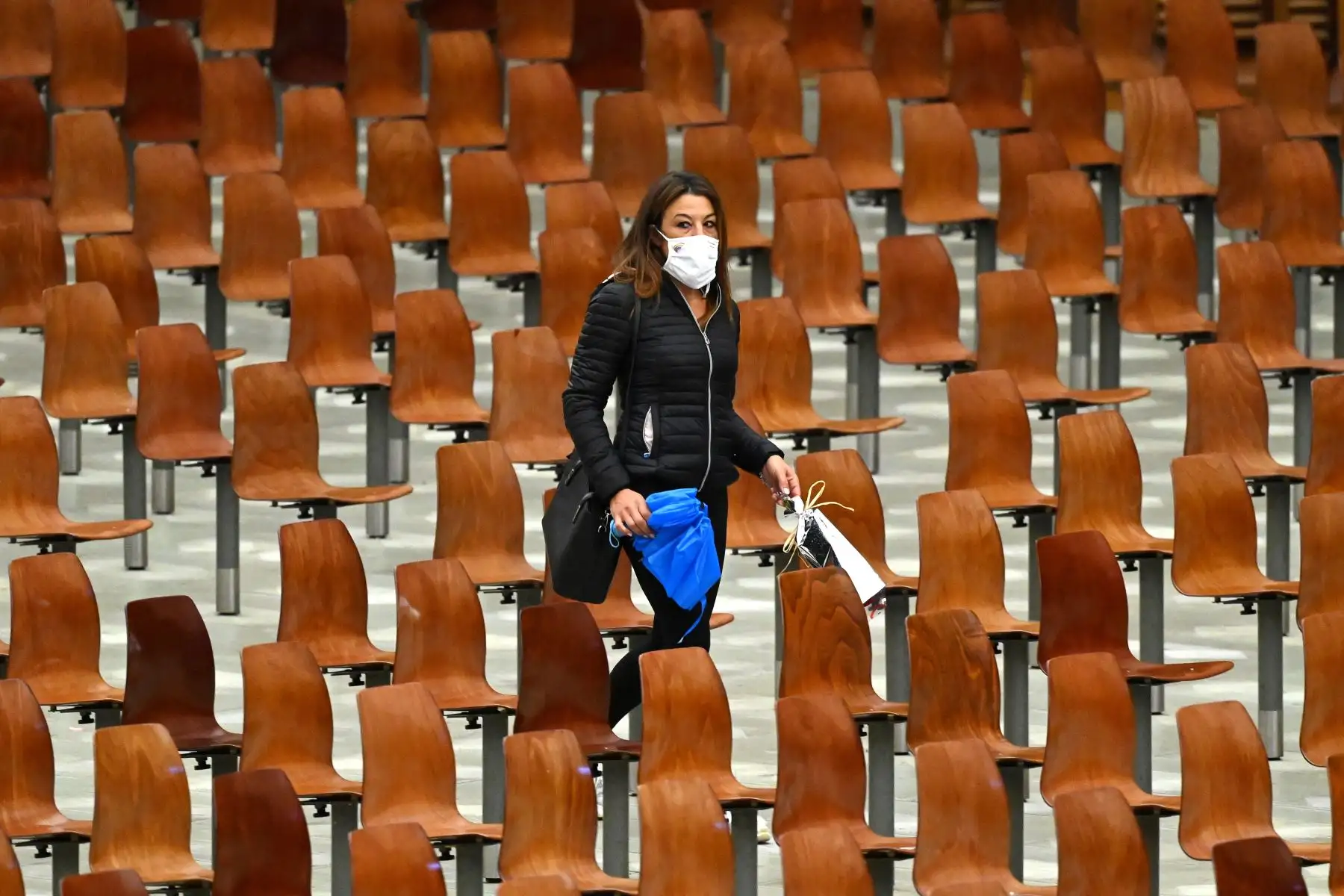El Papa Francisco llega para dirigir su audiencia general semanal en la sala Pablo VI del Vaticano. Foto: AFP