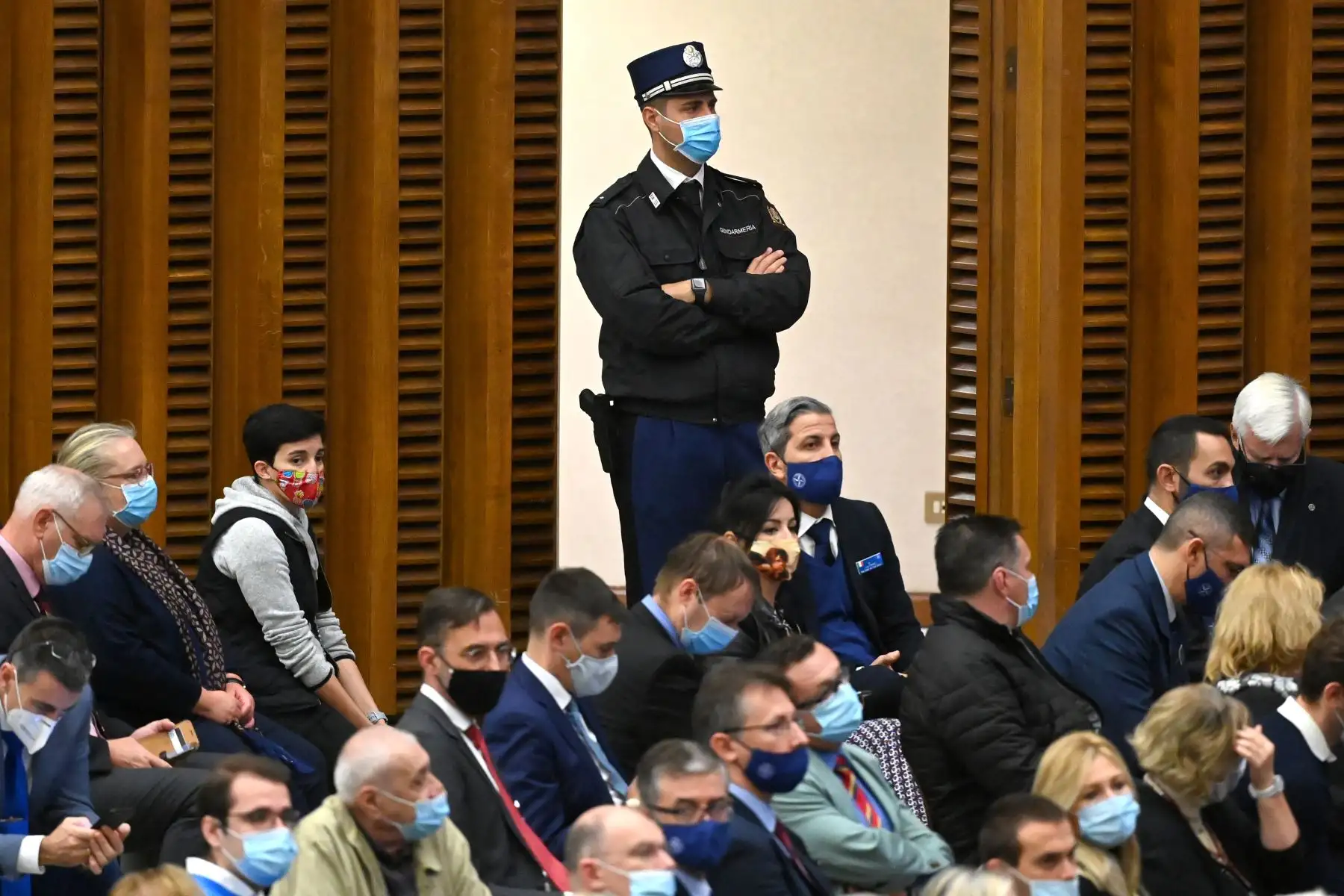 Un oficial de policía de la Gendarmería del Vaticano observa el desarrollo de la audiencia general semanal del Papa Francisco en la sala Pablo VI, en el Vaticano. Foto: AFP