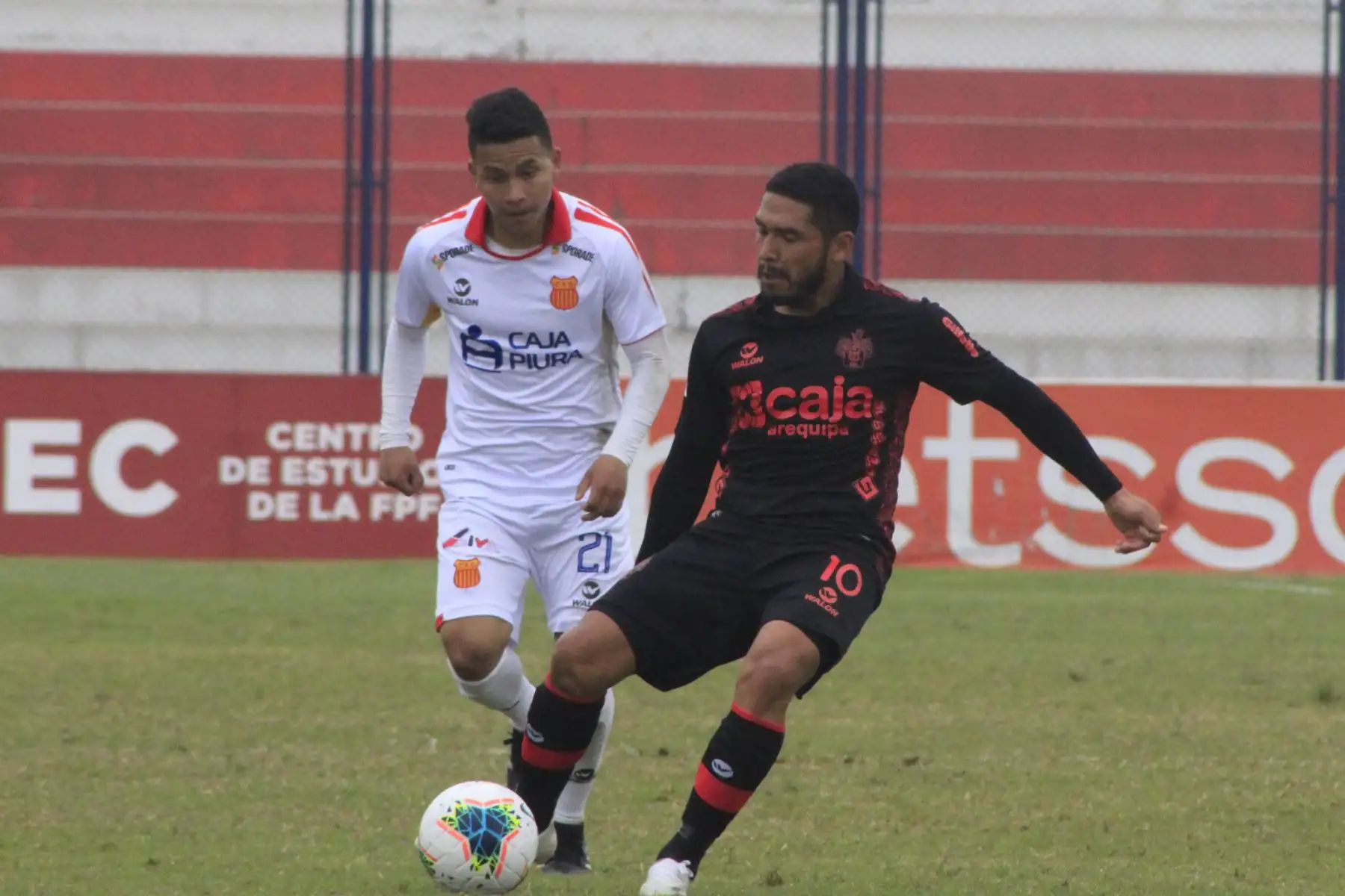 El futbolista J. Sánchez del Melgar se enfrenta D. Gonzales del Atlético Grau por la fecha 18 de la Liga 1, en el Estadio Iván Elías Moreno. Foto: Liga 1