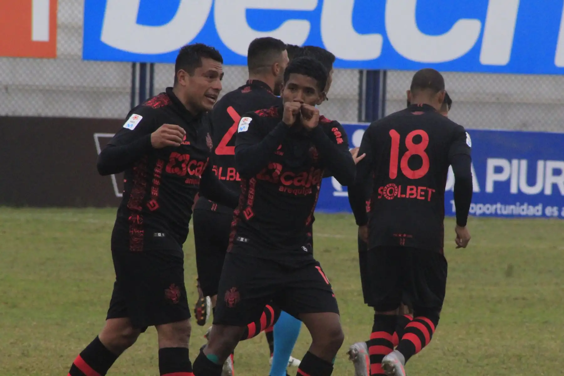 El futbolista Daniel Cabrera del Melgar celebra tras anotar al Atlético Grau por la fecha 18 de la Liga 1, en el Estadio Iván Elías Moreno. Foto: Liga 1