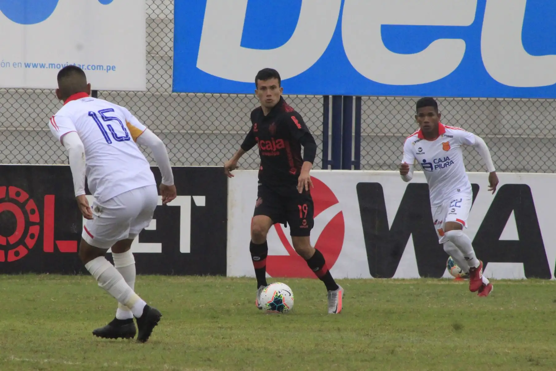 El futbolista W. Tandazo del Melgar se enfrenta a sus rivales de Atlético Grau por la fecha 18 de la Liga 1, en el Estadio Iván Elías Moreno. Foto: Liga 1