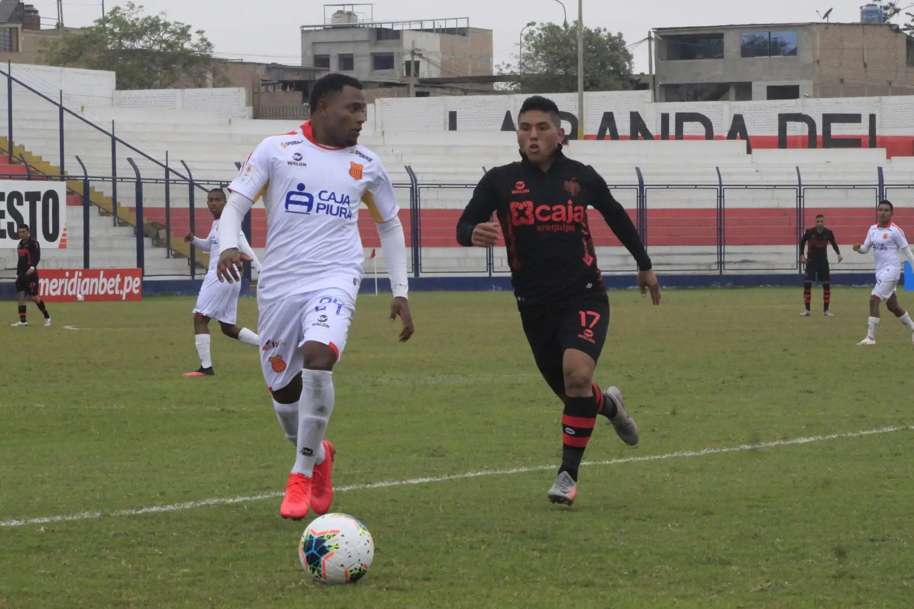 El futbolista H. Arakaki del Melgar desafía a su rival del Atlético Grau por la fecha 18 de la Liga 1, en el Estadio Iván Elías Moreno. Foto: Liga 1