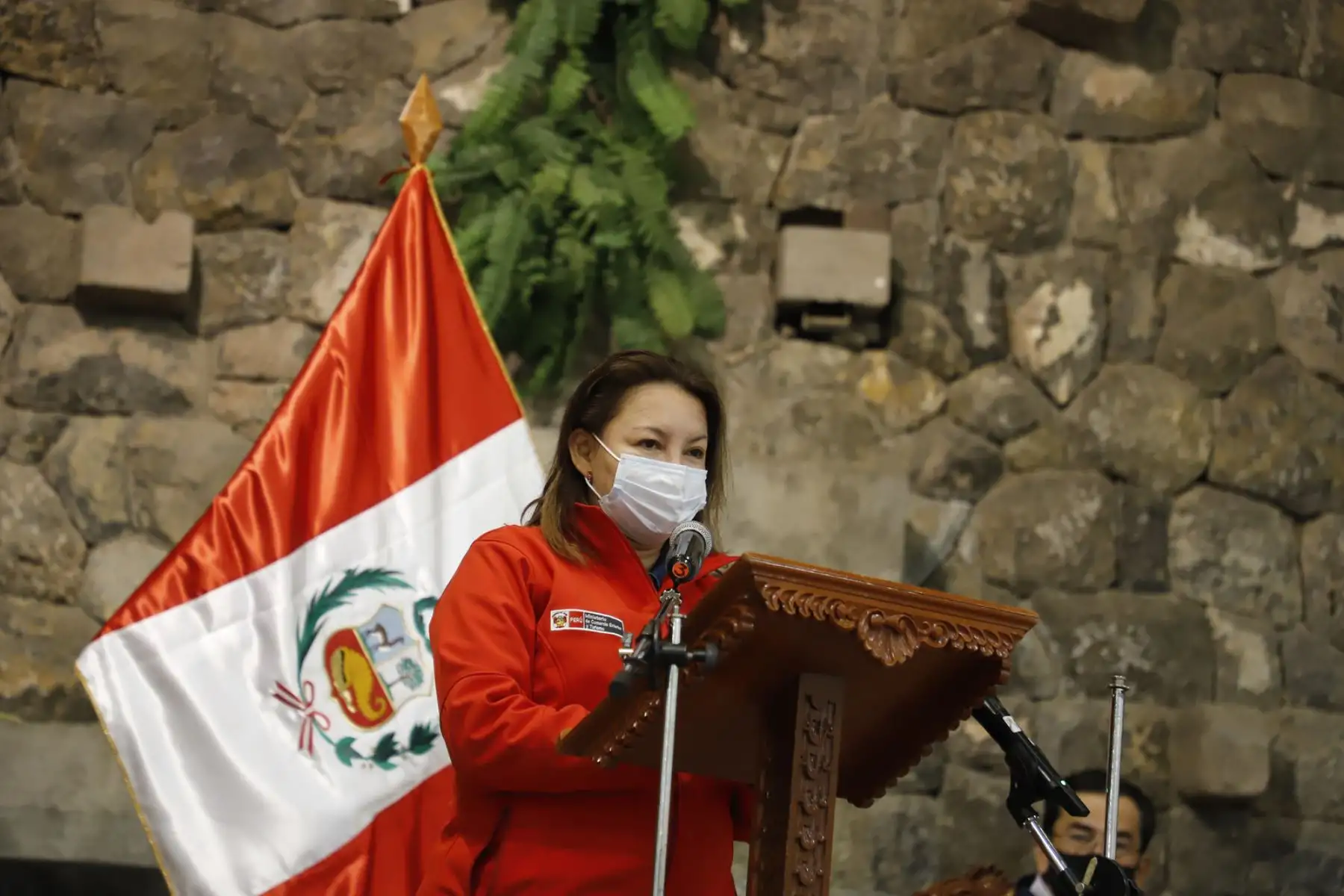 La ministra de Comercio Exterior y Turismo, Rocío Barrios, entregó hoy un cheque simbólico a siete de los ganadores del programa “Turismo Emprende” de la región Cusco. 

Foto: ANDINA/Mincetur