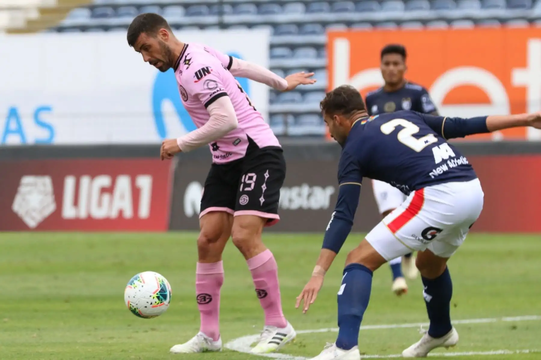 El futbolista S. Penco del Sport Boys se enfrenta a su rival de Cienciano por la jornada 18 de la Liga 1, en el estadio Alejandro Villanueva. Foto: Liga 1