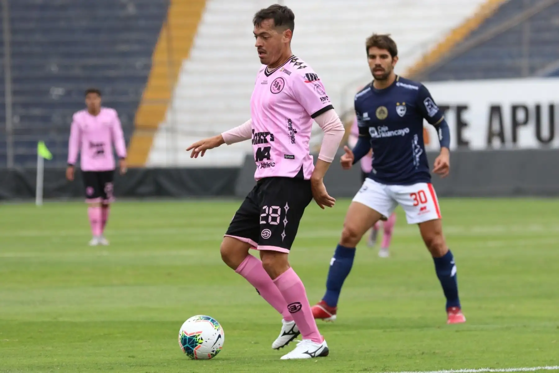El futbolista L. Cáceres del Sport Boys se enfrenta a su rival de Cienciano por la jornada 18 de la Liga 1, en el estadio Alejandro Villanueva. Foto: Liga 1