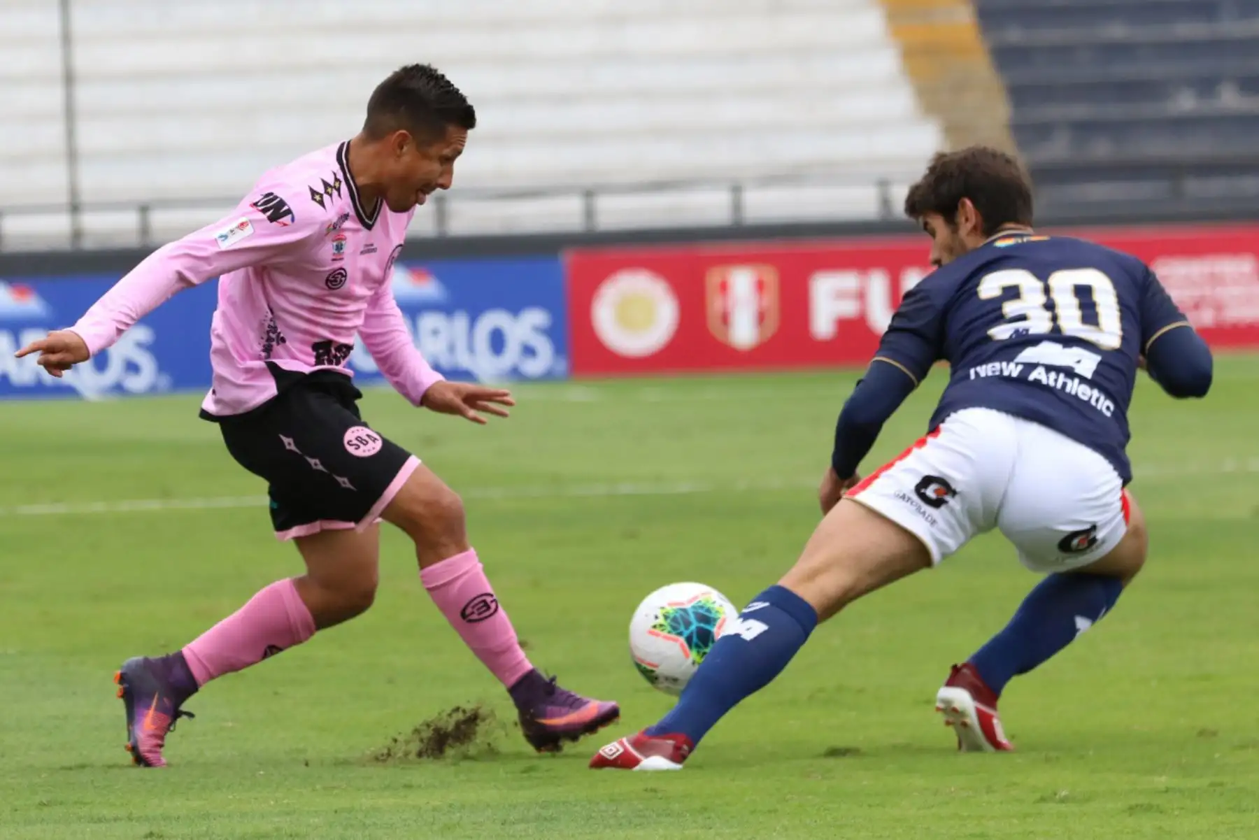 El futbolista P. Larrauri del Cienciano se enfrenta a su rival de Sport Boys por la jornada 18 de la Liga 1, en el estadio Alejandro Villanueva. Foto: Liga 1