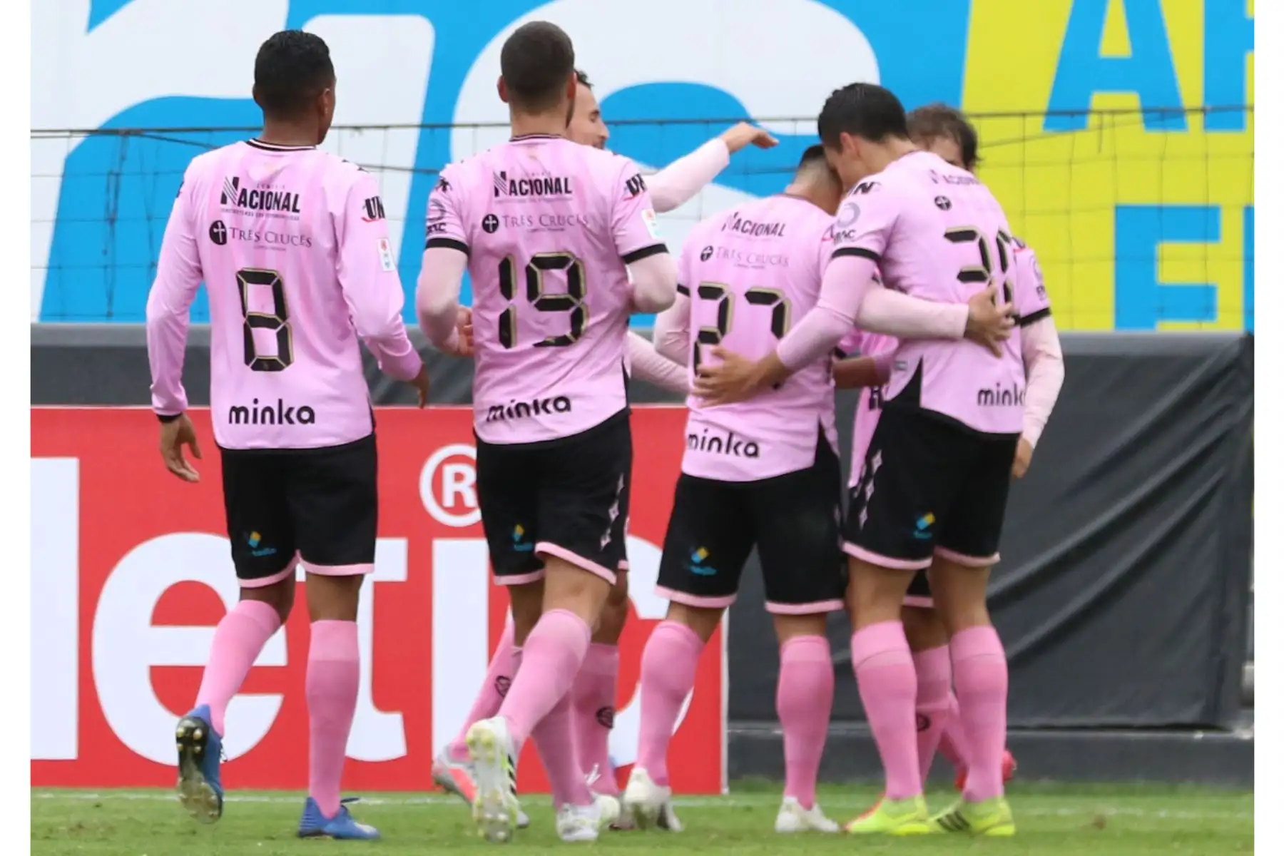 Los jugadores de Sport Boys celebran junto a P. Ratto, tras anotar el primer gol ante Cienciano por la jornada 18 de la Liga 1, en el estadio Alejandro Villanueva. Foto: Liga 1