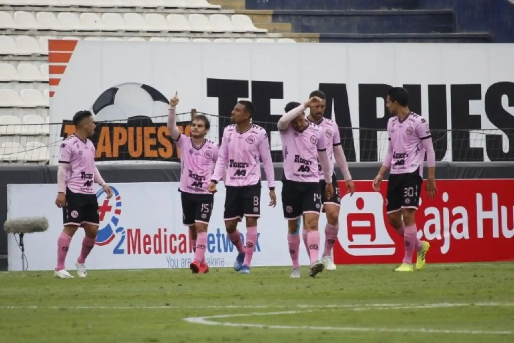 Los jugadores de Sport Boys celebran junto a P. Ratto, tras anotar el primer gol ante Cienciano por la jornada 18 de la Liga 1, en el estadio Alejandro Villanueva. Foto: Liga 1