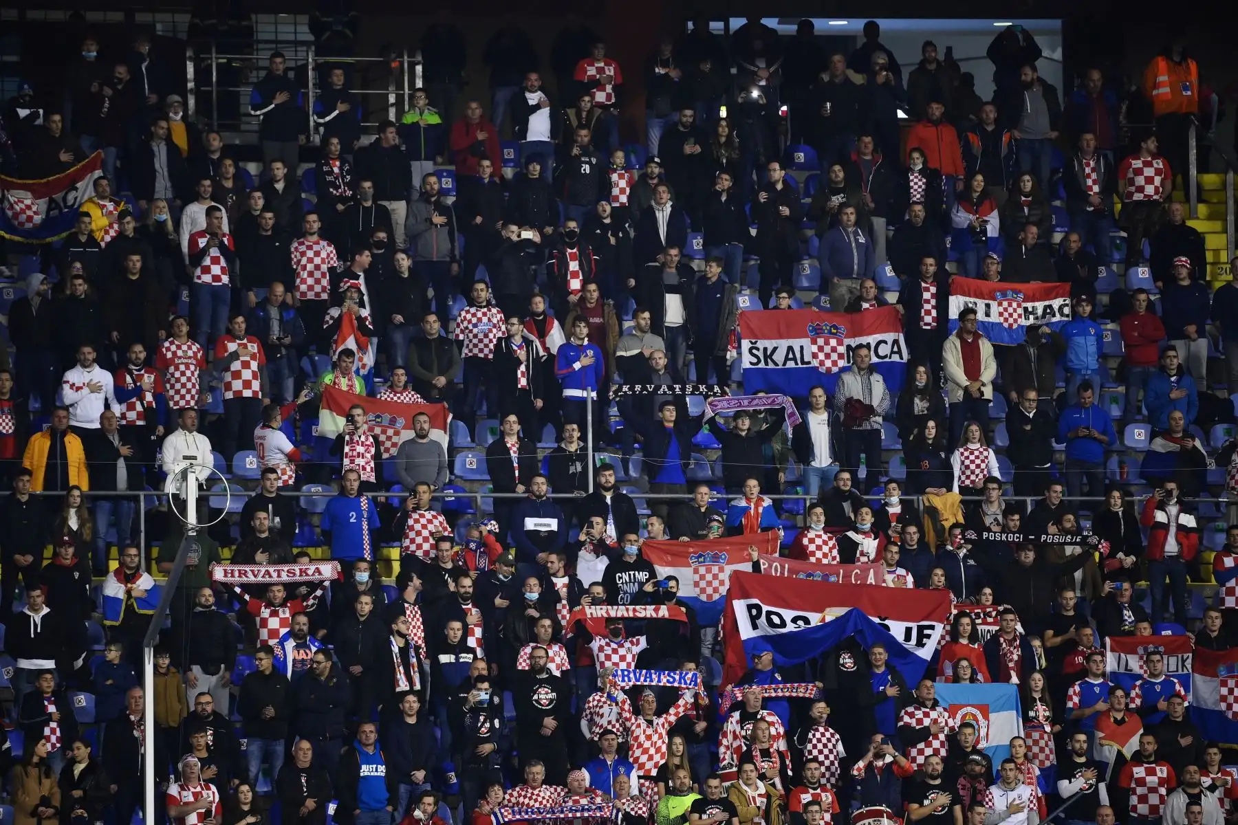 Los seguidores de Croacia asisten al partido de fútbol de la Liga de Naciones de la UEFA, en el Estadio Maksimir en Zagreb, en Croacia. Foto: AFP