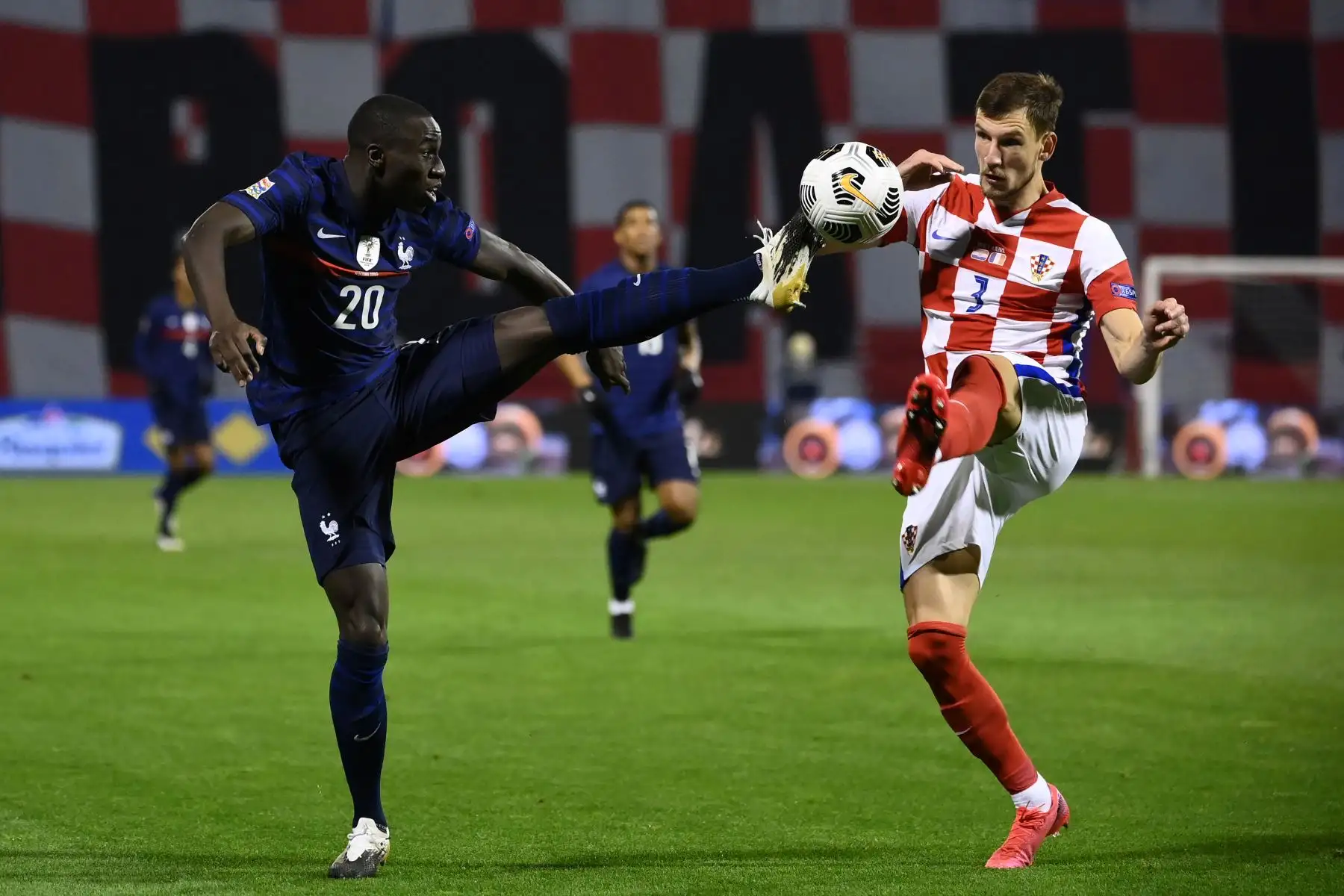 El defensor de Francia, Ferland Mendy, compite por el balón contra el defensor de Croacia, Borna Barisic, durante el partido de fútbol de la Liga de Naciones de la UEFA en el Estadio Maksimir de Zagreb, en Croacia. Foto: AFP