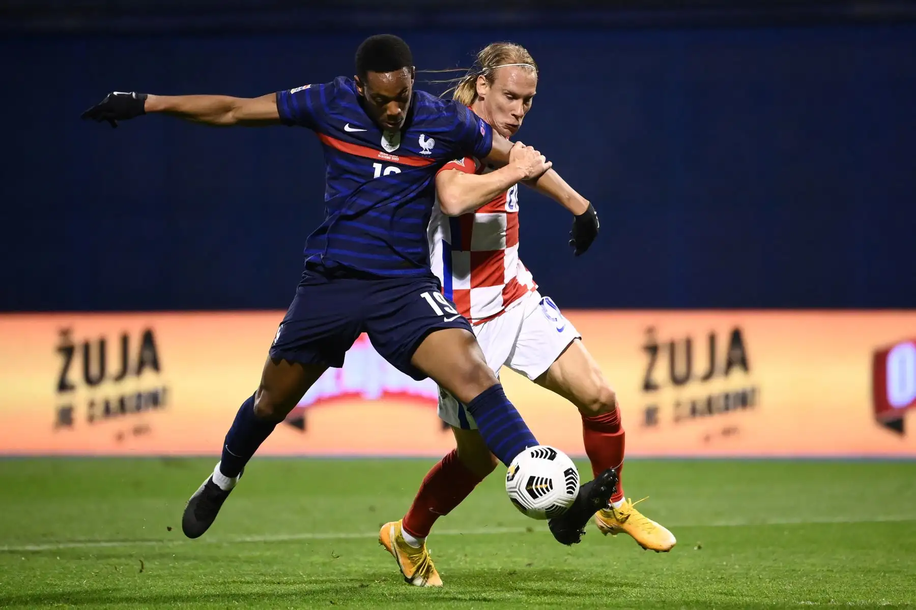 El delantero francés Anthony Martial compite por el balón contra el defensor de Croacia, Domagoj Vida, durante el partido de fútbol de la Liga de Naciones de la UEFA, en el Estadio Maksimir de Zagreb, en Croacia. Foto: AFP