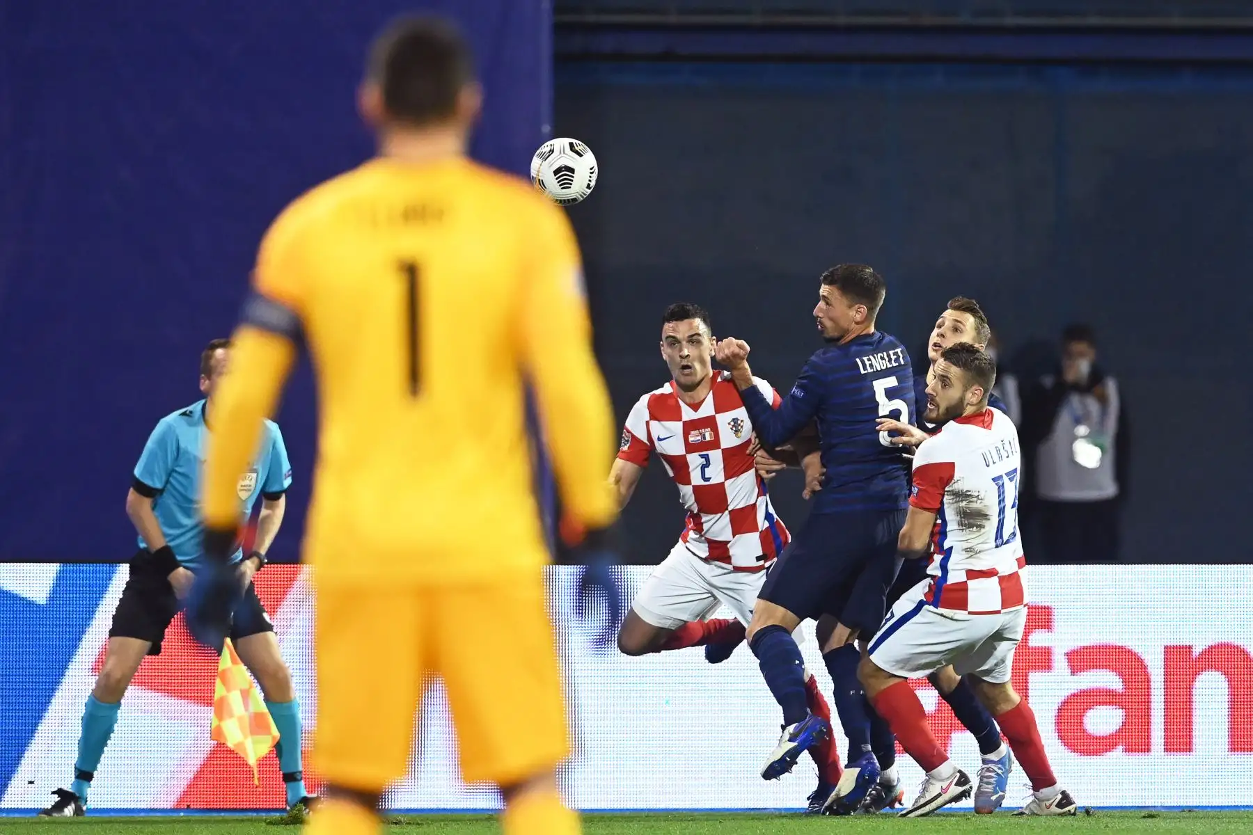 El defensor de Croacia, Filip Uremovic, compite por el balón contra el defensor de Francia, Clement Lenglet, durante el partido de fútbol de la Liga de Naciones de la UEFA, en el Estadio Maksimir de Zagreb, en Croacia. Foto: AFP