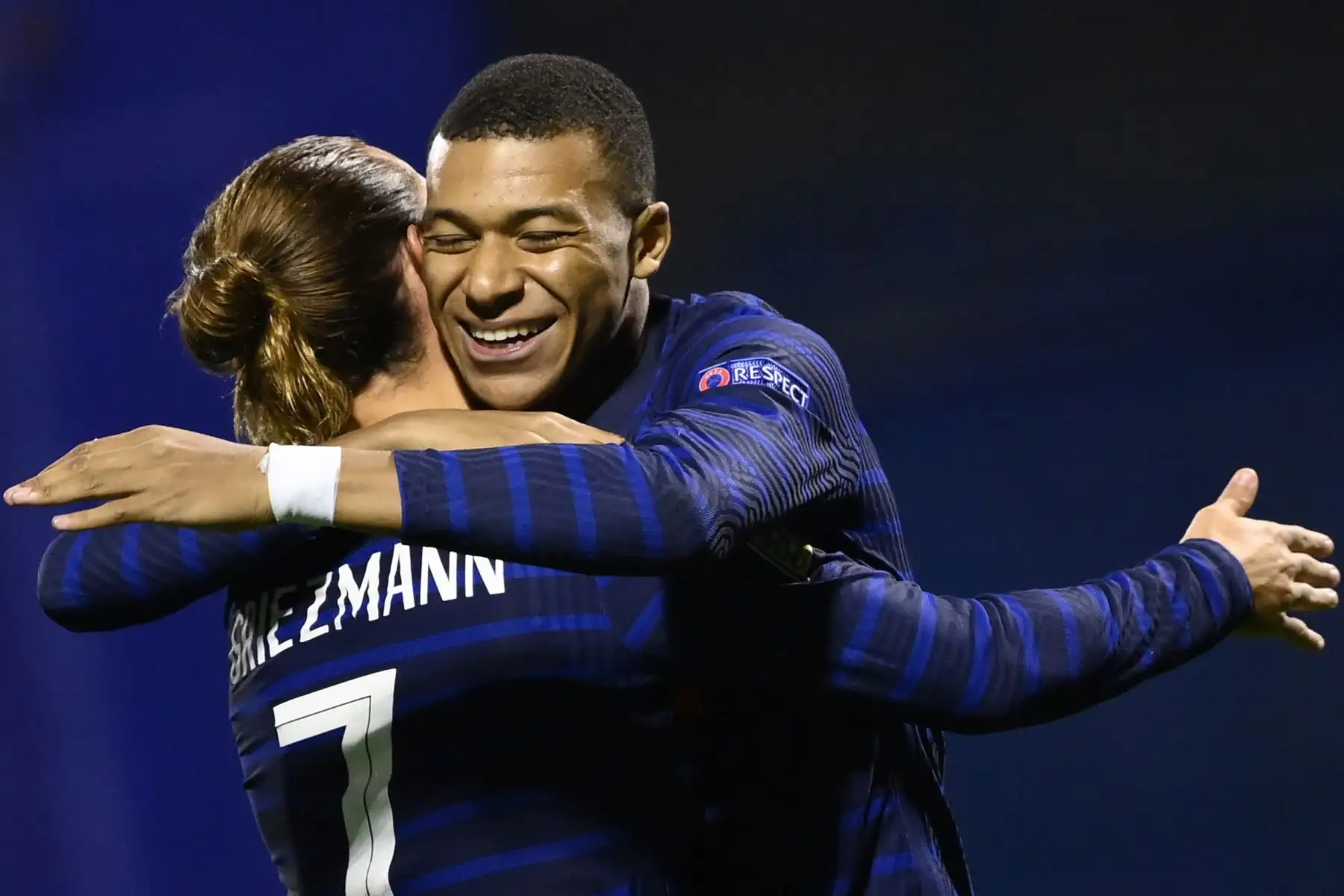 El delantero francés Antoine Griezmann celebra con su compañero Kylian Mbappé después de marcar el gol de apertura durante el partido de fútbol de la Liga de Naciones de la UEFA en el Estadio Maksimir de Zagreb, en Croacia. Foto: AFP