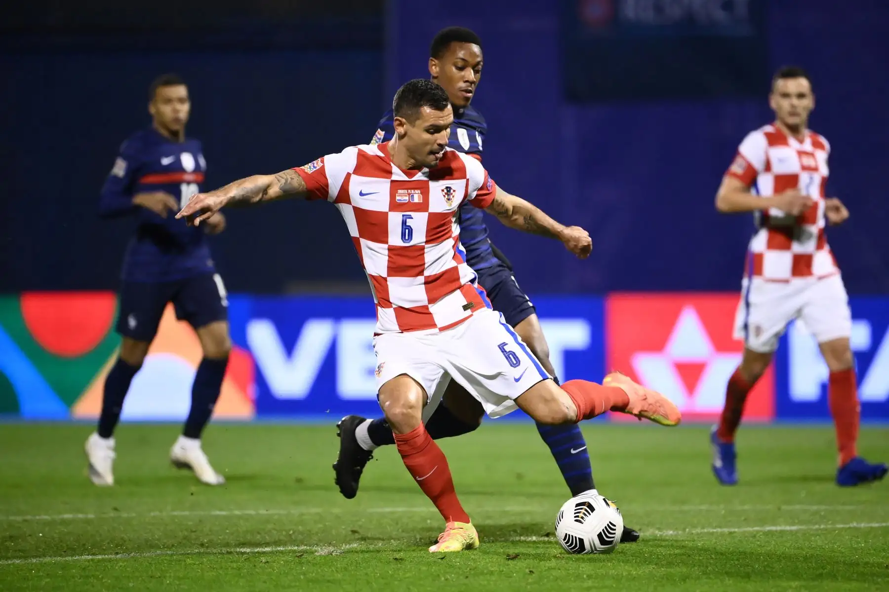 El defensor de Croacia, Dejan Lovren, compite por el balón contra el delantero francés, Anthony Martial, durante el partido de fútbol de la Liga de Naciones de la UEFA, en el Estadio Maksimir de Zagreb, en Croacia. Foto: AFP