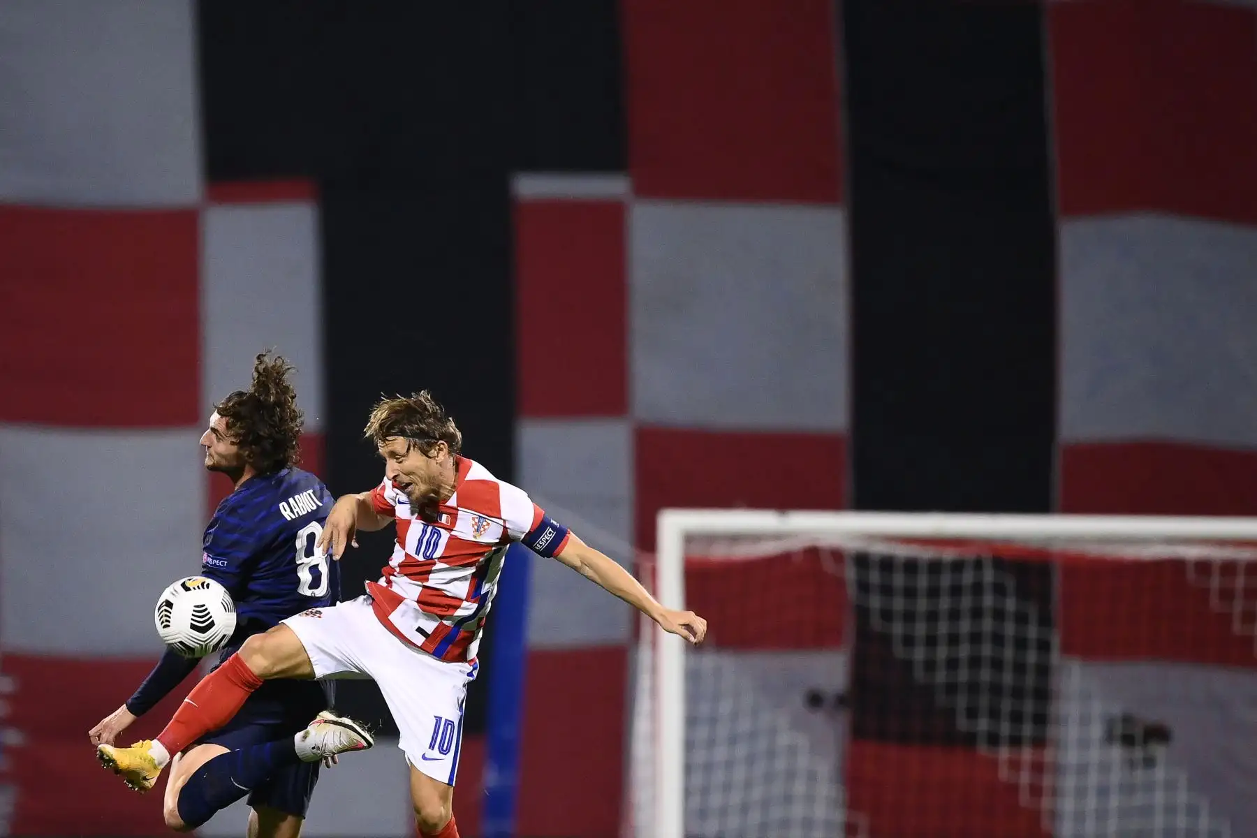 El mediocampista croata, Luka Modric, compite por el balón contra el mediocampista francés, Adrien Rabiot, durante el partido de fútbol de la Liga de Naciones de la UEFA, en el Estadio Maksimir de Zagreb, en Croacia. Foto: AFP