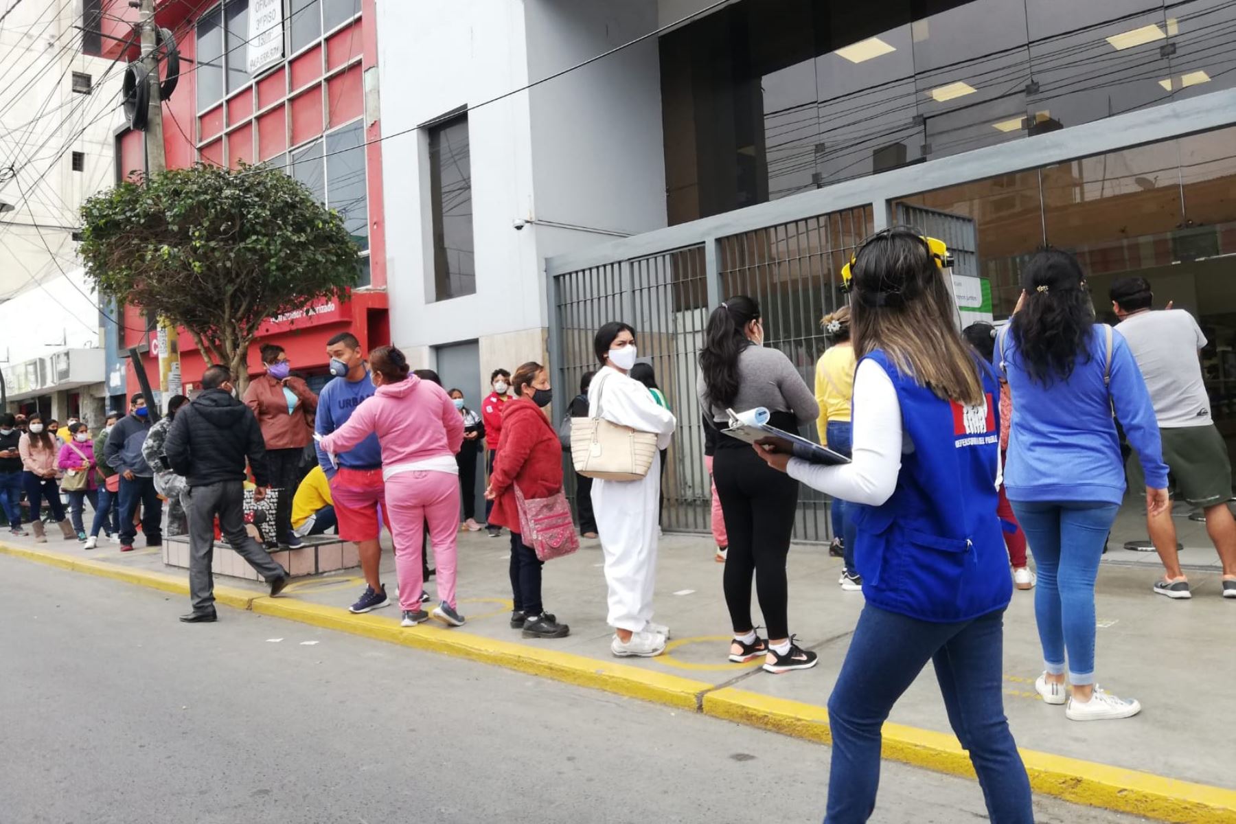 En Chimbote, las aglomeraciones en los bancos para el cobro de bonos constituyen un riesgo para la salud, advirtió la Defensoría del Pueblo. Foto: ANDINA/Difusión