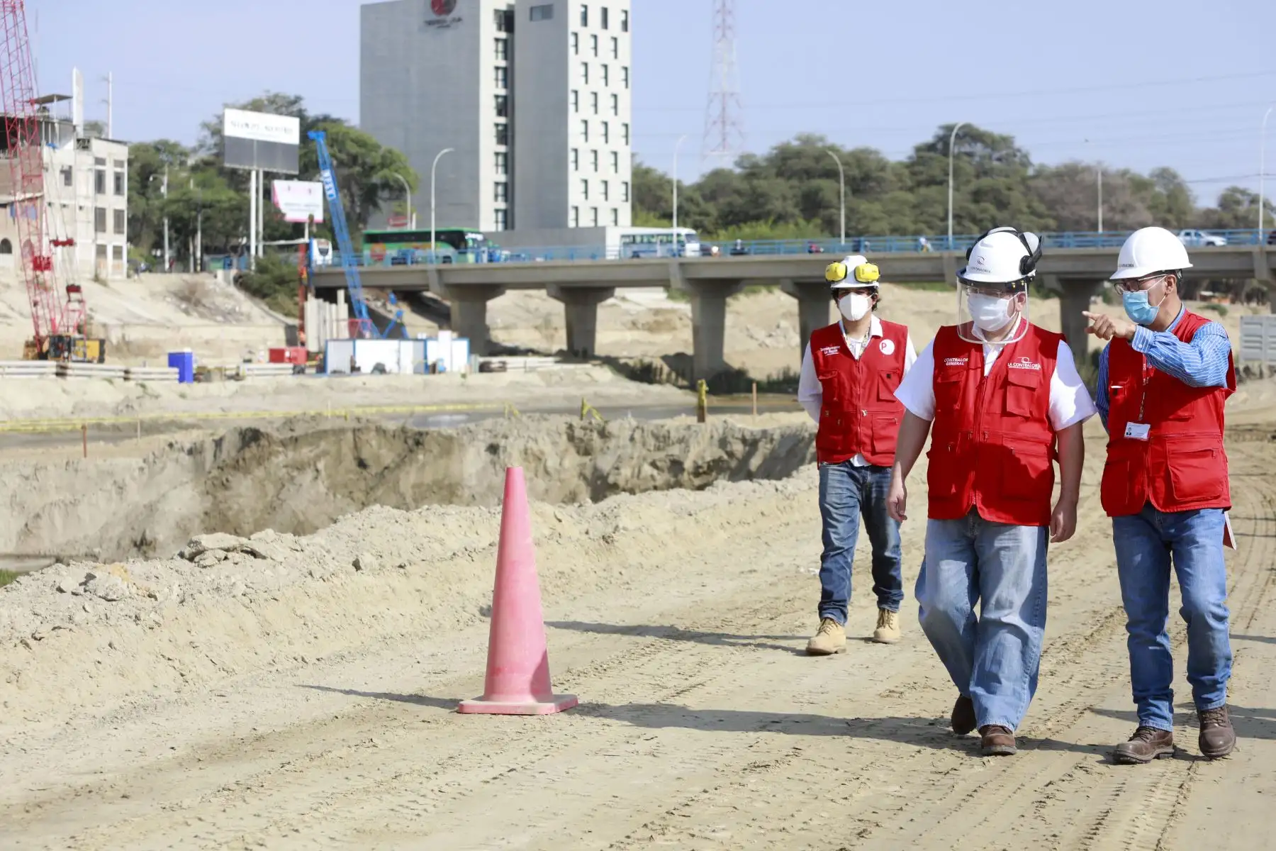 El contralor general, Nelson Shack, supervisó la obra de mejoramiento y ampliación del servicio de protección contra inundaciones de las ciudades de Piura y Castilla. Foto: ANDINA/Contraloría