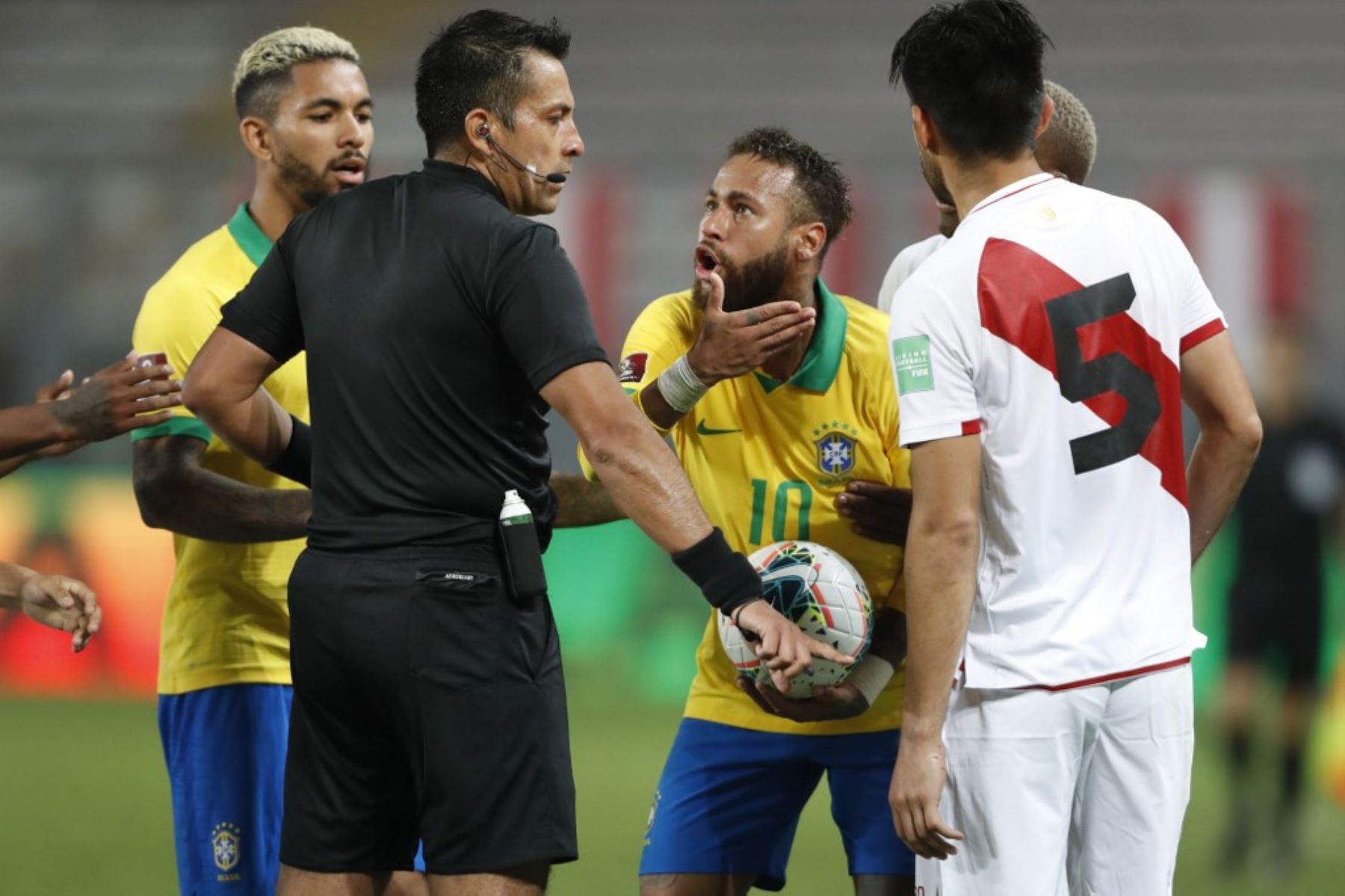 Julio Bascuñán tuvo una polémica actuación durante el partido entre Perú y Brasil.
