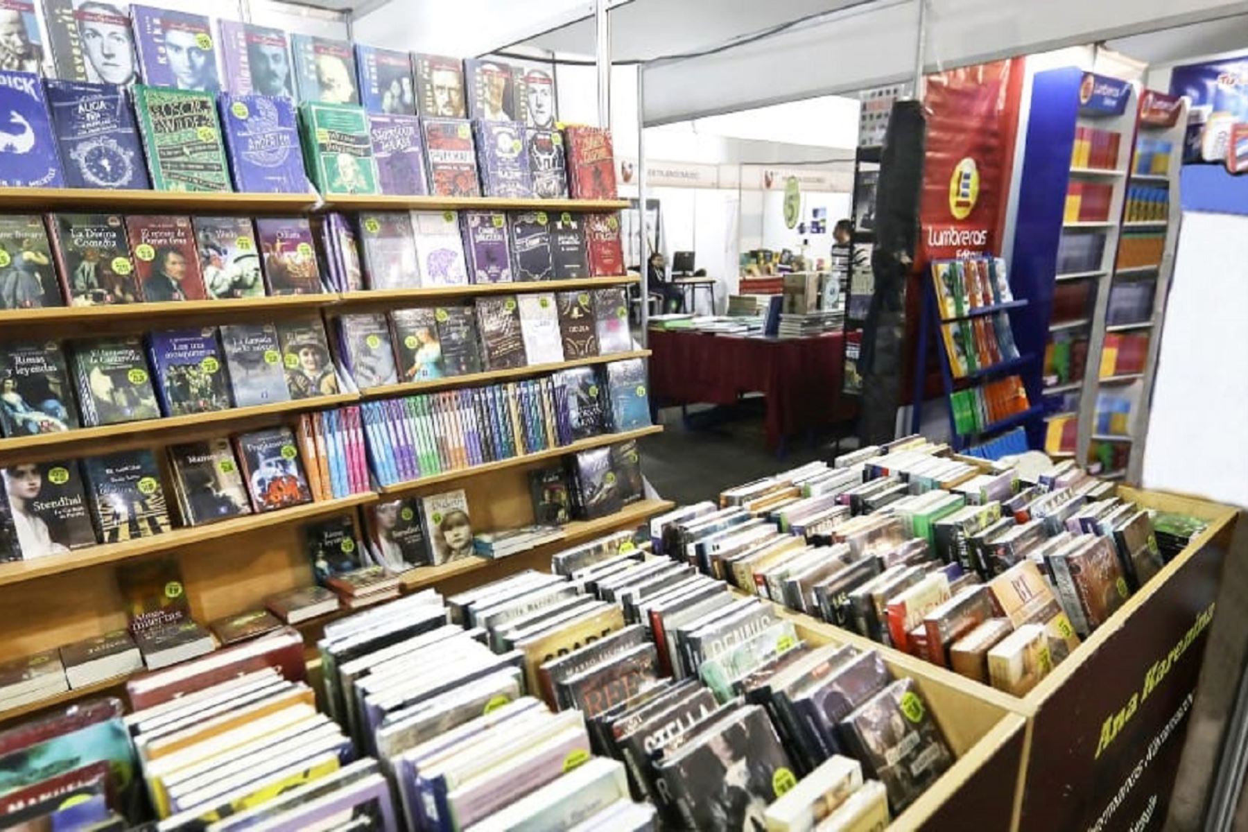 Las personas amantes de la lectura podrán adquirir los libros de su preferencia en los más de 120 stands de editoriales independientes, librerías, distribuidoras, fondos universitarios, entre otros. ANDINA/ Municipalidad de Lima