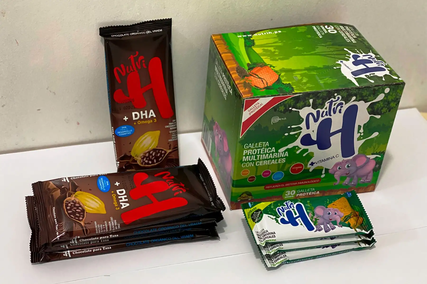 La cruzada contra la anemia y la desnutrición emprendida por Julio Garay Barrios, el joven ingeniero agroindustrial ayacuchano creador de las galletas Nutri H, continúa sin desmayo. Ahora lanza nuevas versiones de este producto para personas vegetarianas y enriquecidas con Omega 3 y DHA, entre otros nutrientes que mejoran el funcionamiento del organismo y fortalecen el sistema inmune.